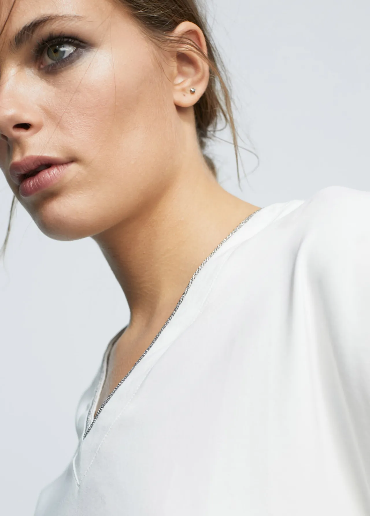 camiseta_detalle_cadena_3.webp Lola Casademunt Camisetas Y Tops<Camiseta detalle cadena NEGRO