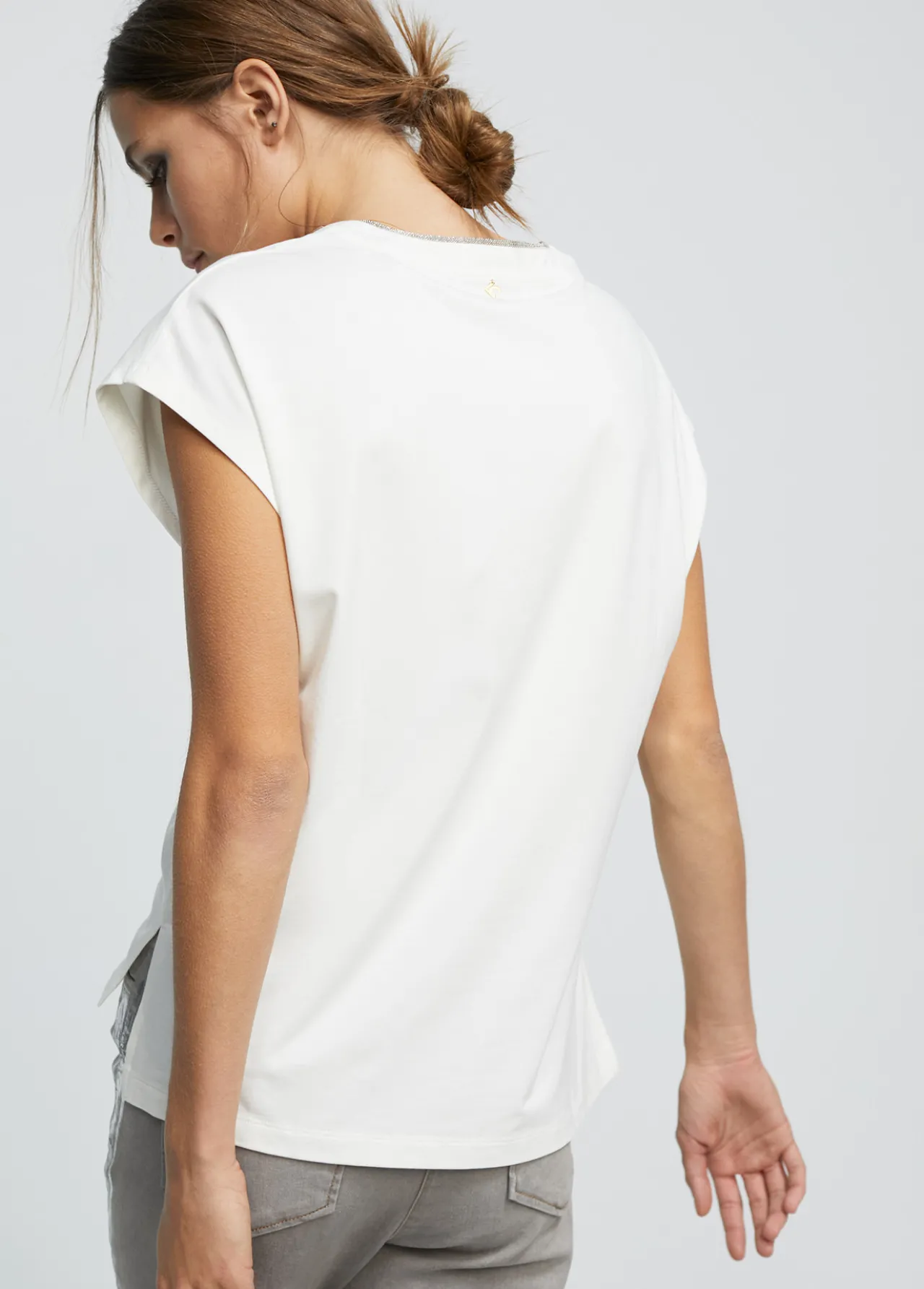camiseta_detalle_cadena_4.webp Lola Casademunt Camisetas Y Tops<Camiseta detalle cadena NEGRO