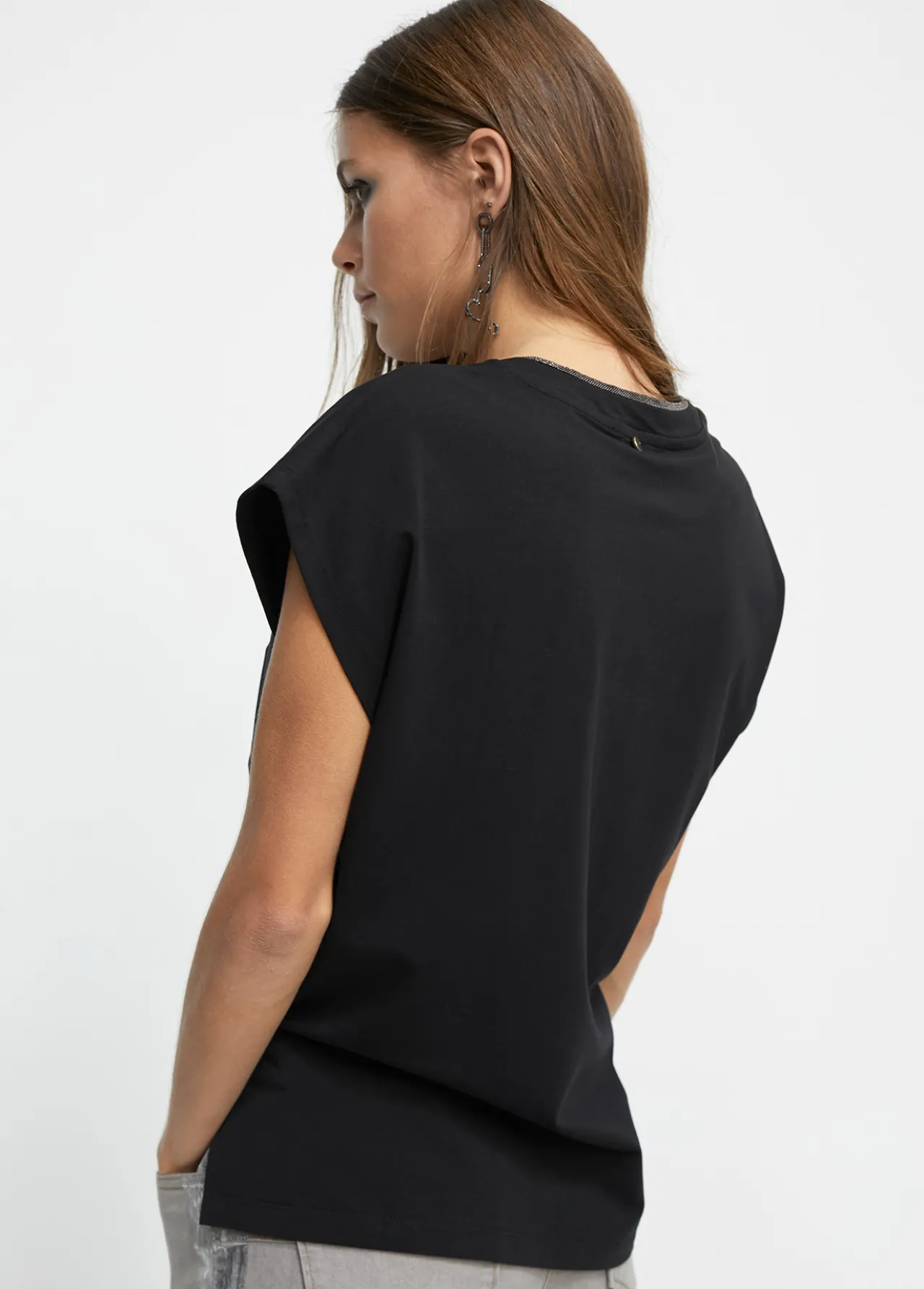 camiseta_detalle_cadena_6.webp Lola Casademunt Camisetas Y Tops<Camiseta detalle cadena NEGRO