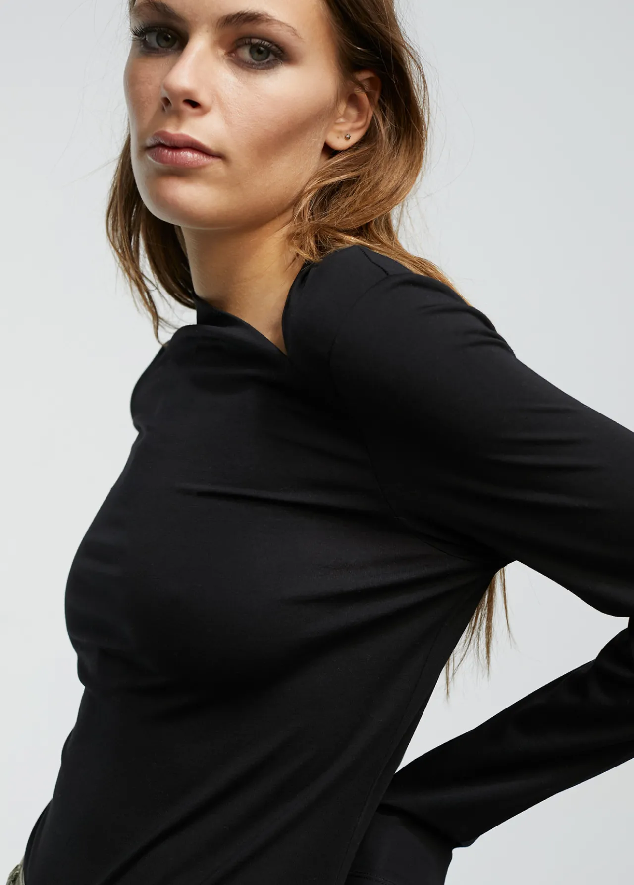camiseta_detalle_cuello_2.webp Lola Casademunt Camisetas Y Tops<Camiseta detalle cuello NEGRO