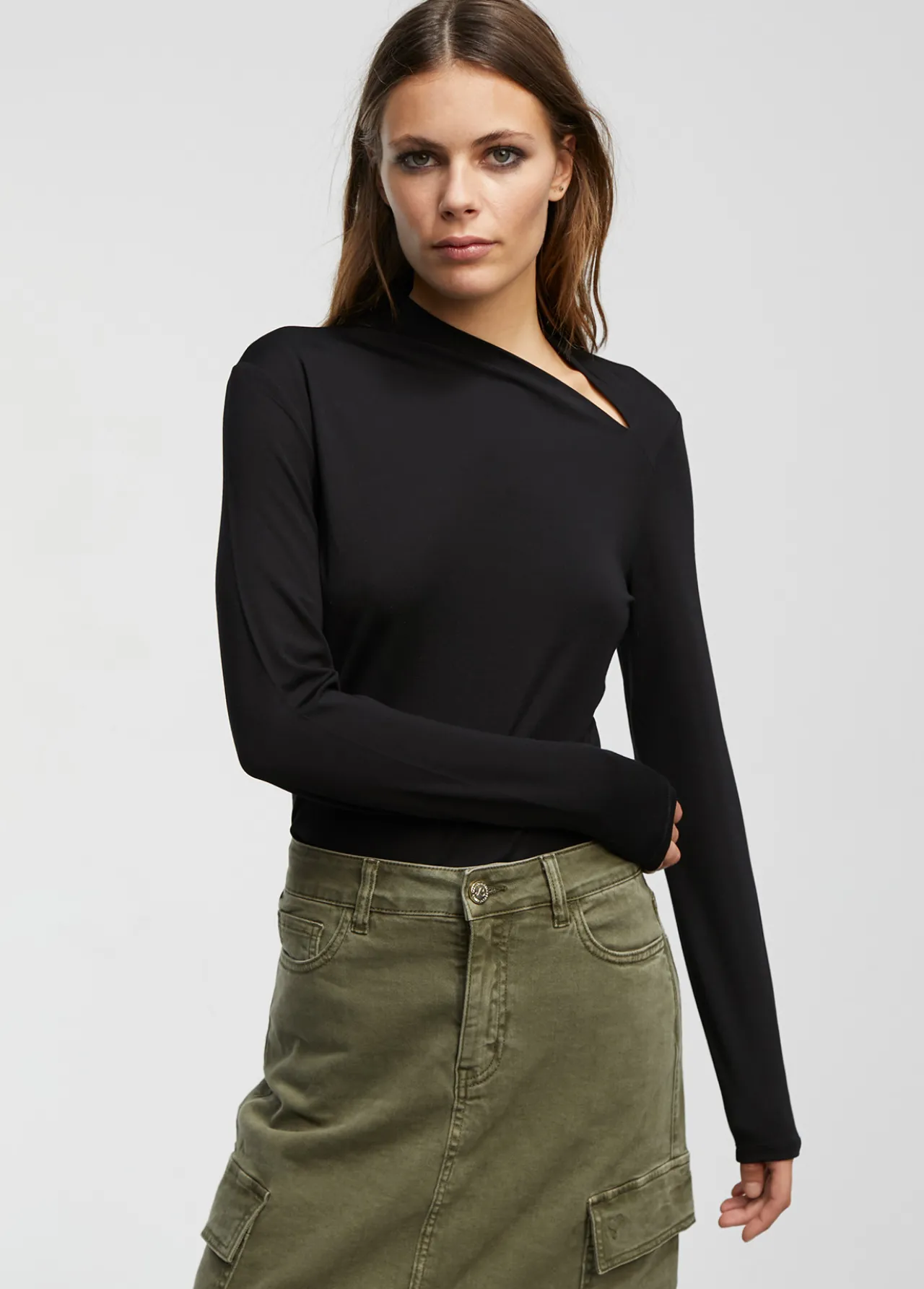camiseta_detalle_cuello_3.webp Lola Casademunt Camisetas Y Tops<Camiseta detalle cuello NEGRO