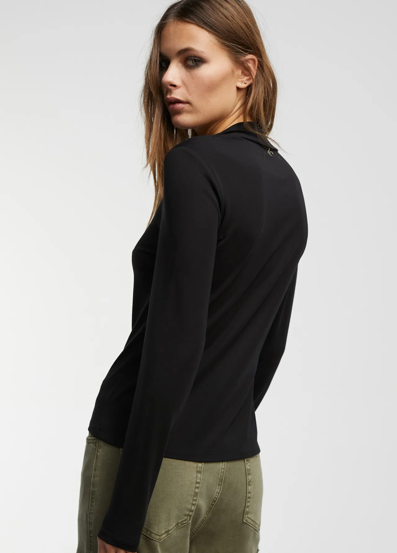 camiseta_detalle_cuello_4.webp Lola Casademunt Camisetas Y Tops<Camiseta detalle cuello NEGRO