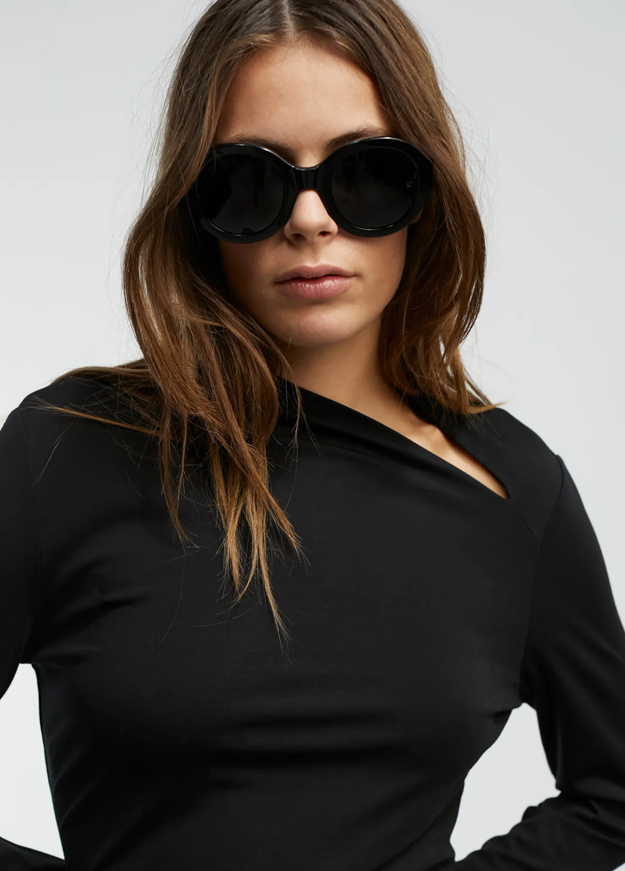 camiseta_detalle_cuello_5.webp Lola Casademunt Camisetas Y Tops<Camiseta detalle cuello NEGRO