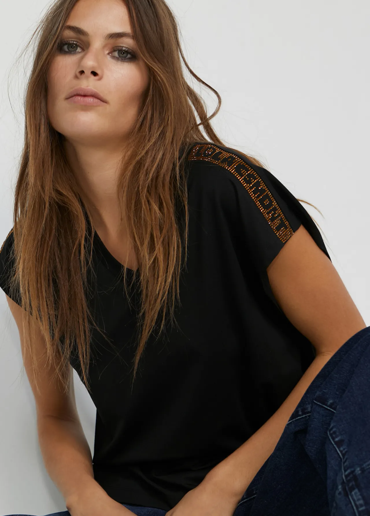 camiseta_detalle_hombros_0.webp Lola Casademunt Camisetas Y Tops<Camiseta detalle hombros NEGRO