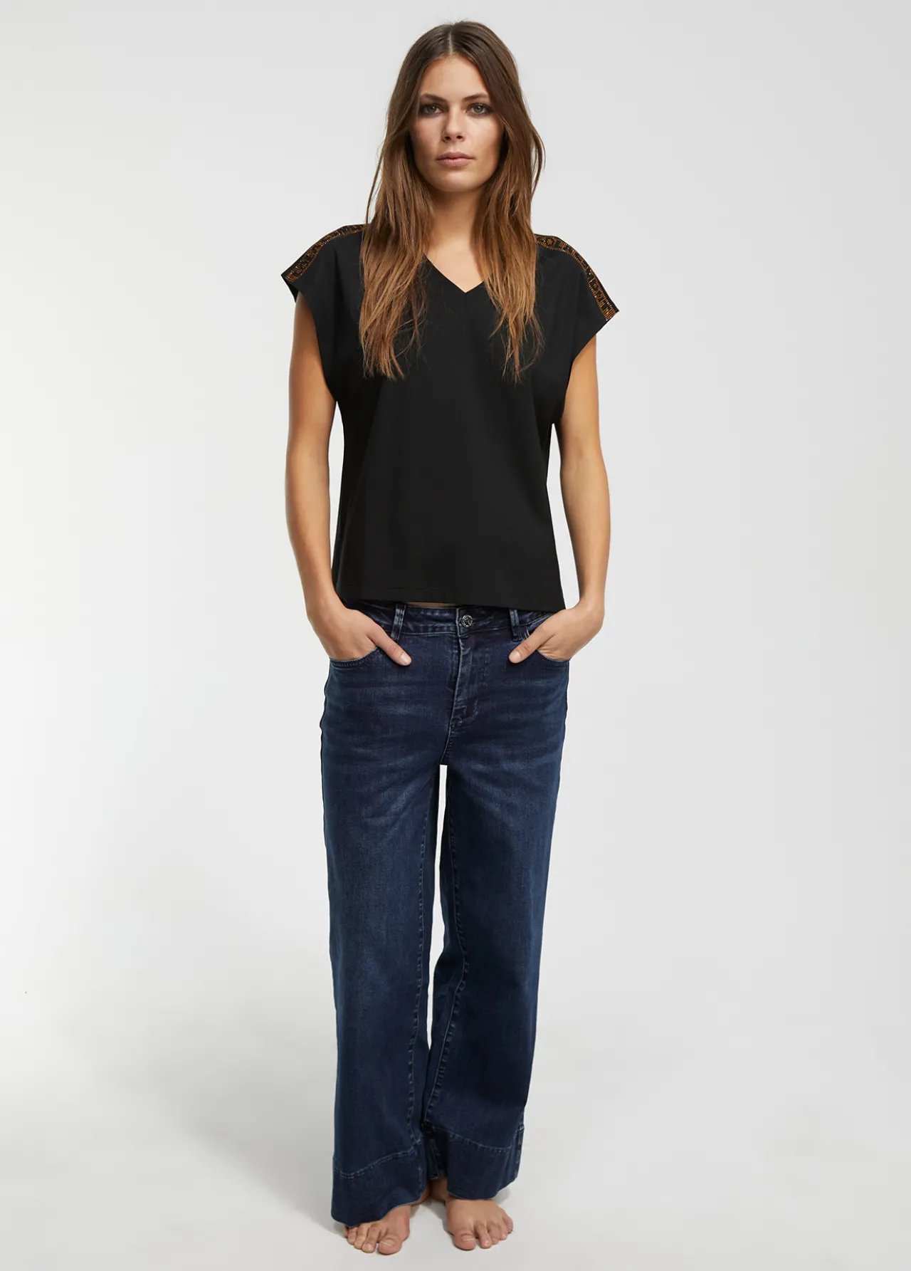 camiseta_detalle_hombros_1.webp Lola Casademunt Camisetas Y Tops<Camiseta detalle hombros NEGRO