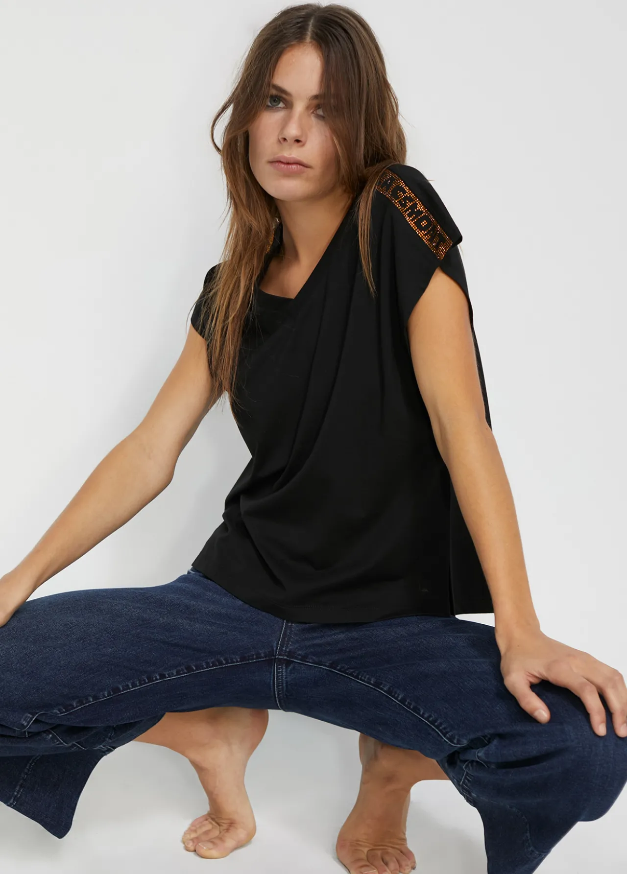 camiseta_detalle_hombros_2.webp Lola Casademunt Camisetas Y Tops<Camiseta detalle hombros NEGRO