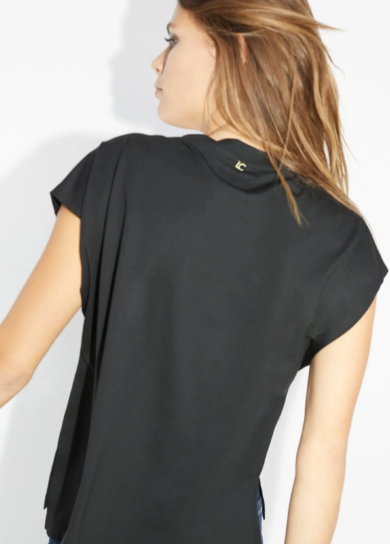 camiseta_detalle_hombros_3.webp Lola Casademunt Camisetas Y Tops<Camiseta detalle hombros NEGRO