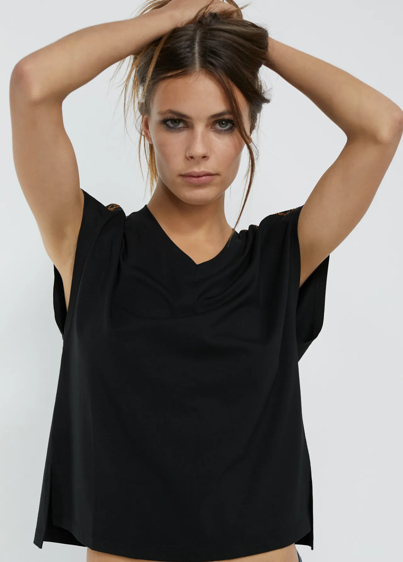 camiseta_detalle_hombros_4.webp Lola Casademunt Camisetas Y Tops<Camiseta detalle hombros NEGRO