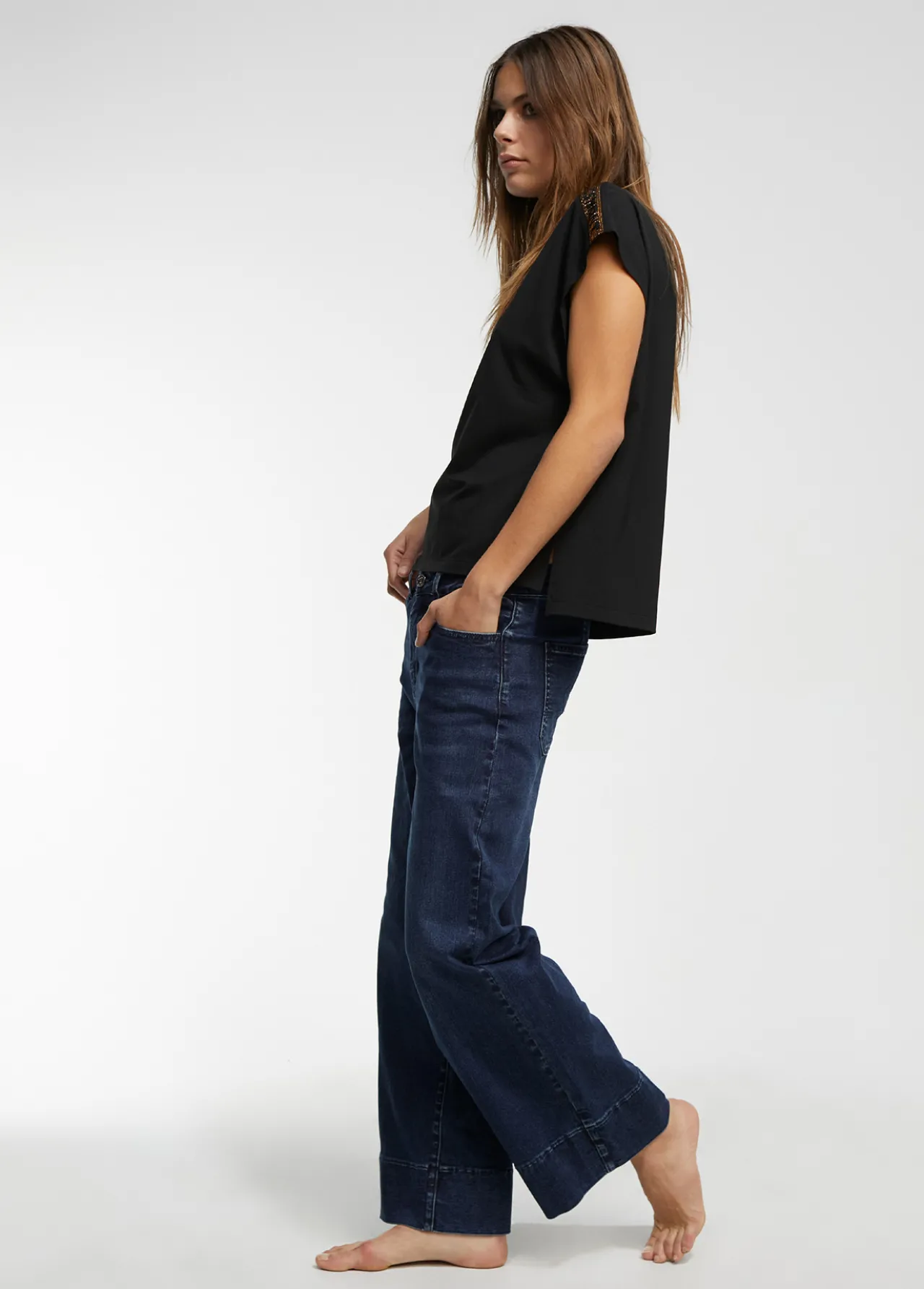 camiseta_detalle_hombros_5.webp Lola Casademunt Camisetas Y Tops<Camiseta detalle hombros NEGRO