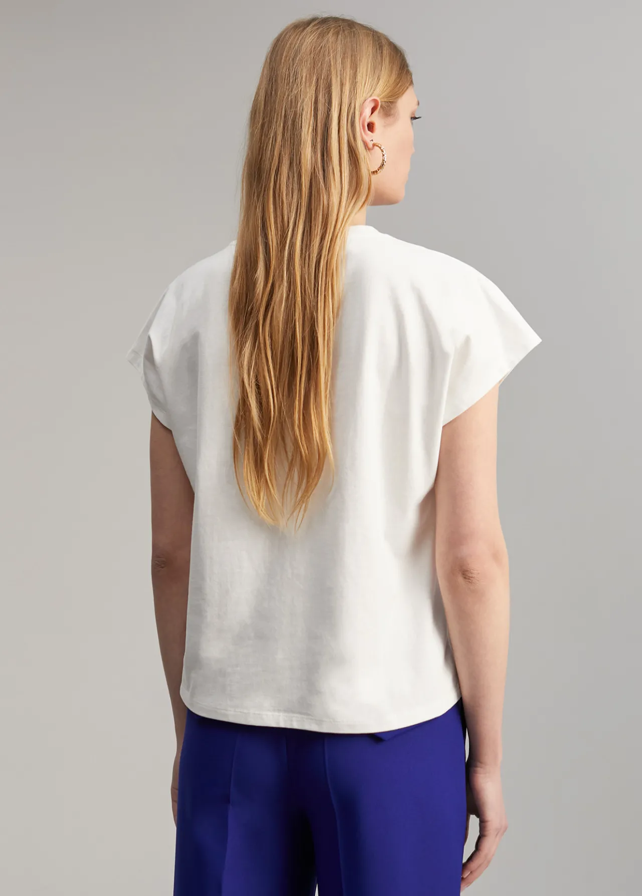 camiseta_detalle_joyas_3.webp Lola Casademunt Camisetas Y Tops<Camiseta detalle joyas NEGRO