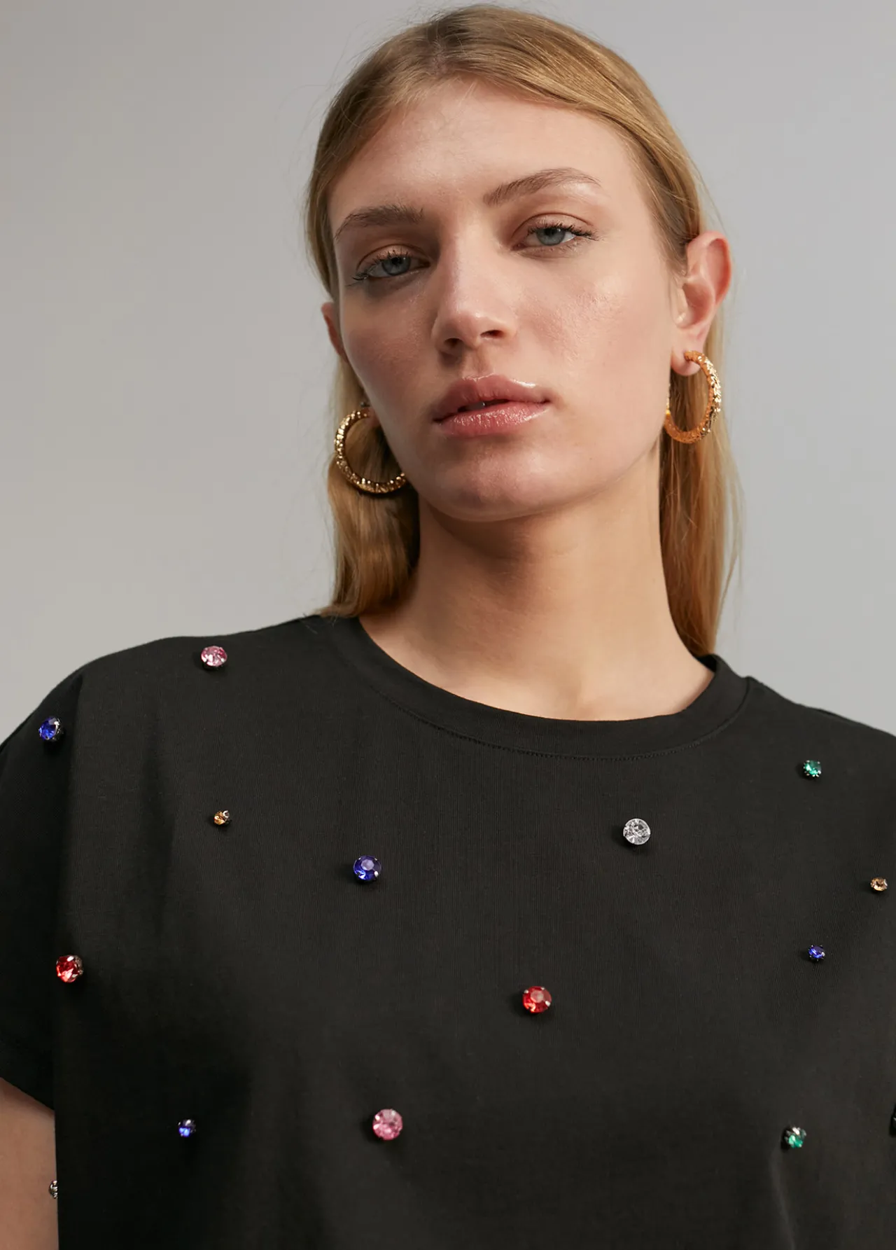 camiseta_detalle_joyas_5-1.webp Lola Casademunt Camisetas Y Tops<Camiseta detalle joyas NEGRO