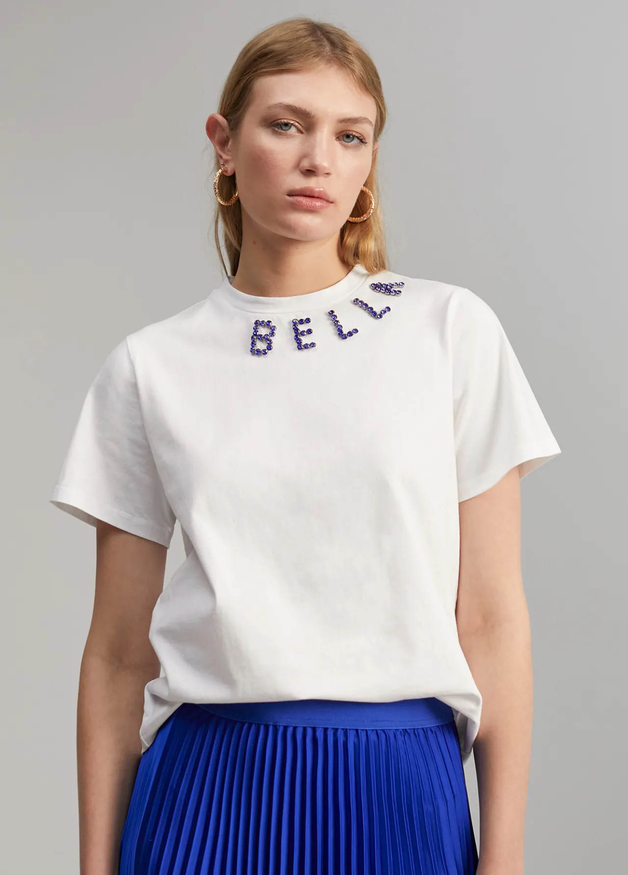 camiseta_detalle_pedrera_2.webp Lola Casademunt Camisetas Y Tops<Camiseta detalle pedrería BLANCO