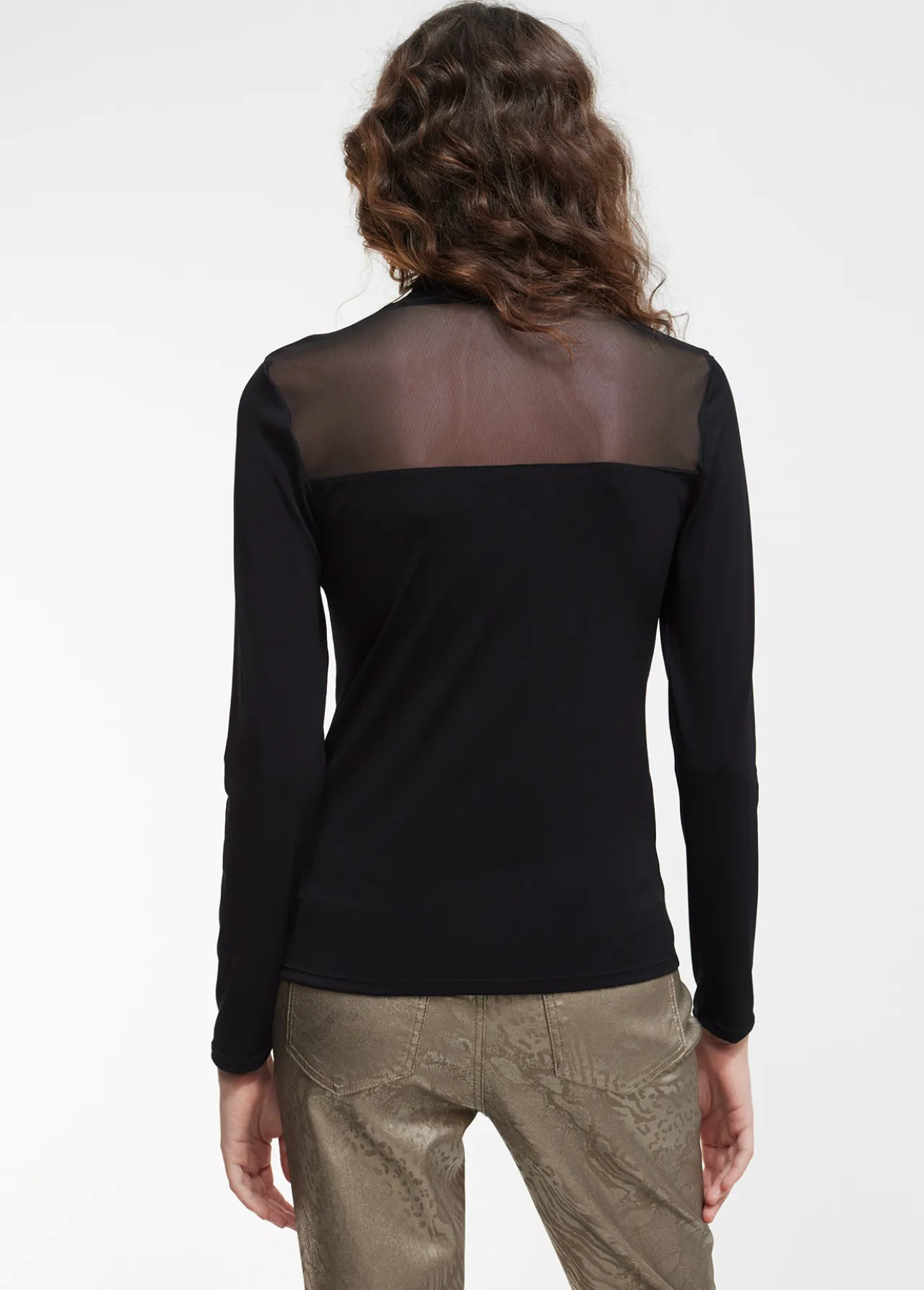 camiseta_detalle_transparencia_4.webp Lola Casademunt Camisetas Y Tops<Camiseta detalle transparencia NEGRO