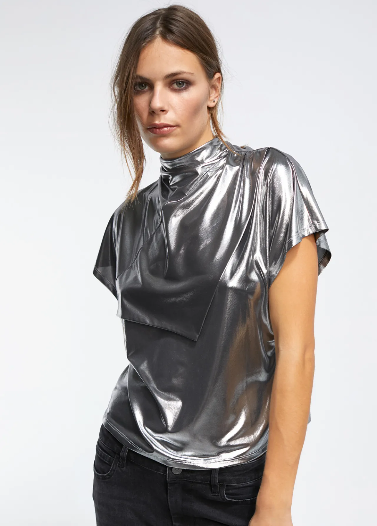 camiseta_laminada_plata_0.webp Lola Casademunt Camisetas Y Tops<Camiseta laminada plata PLATEADO