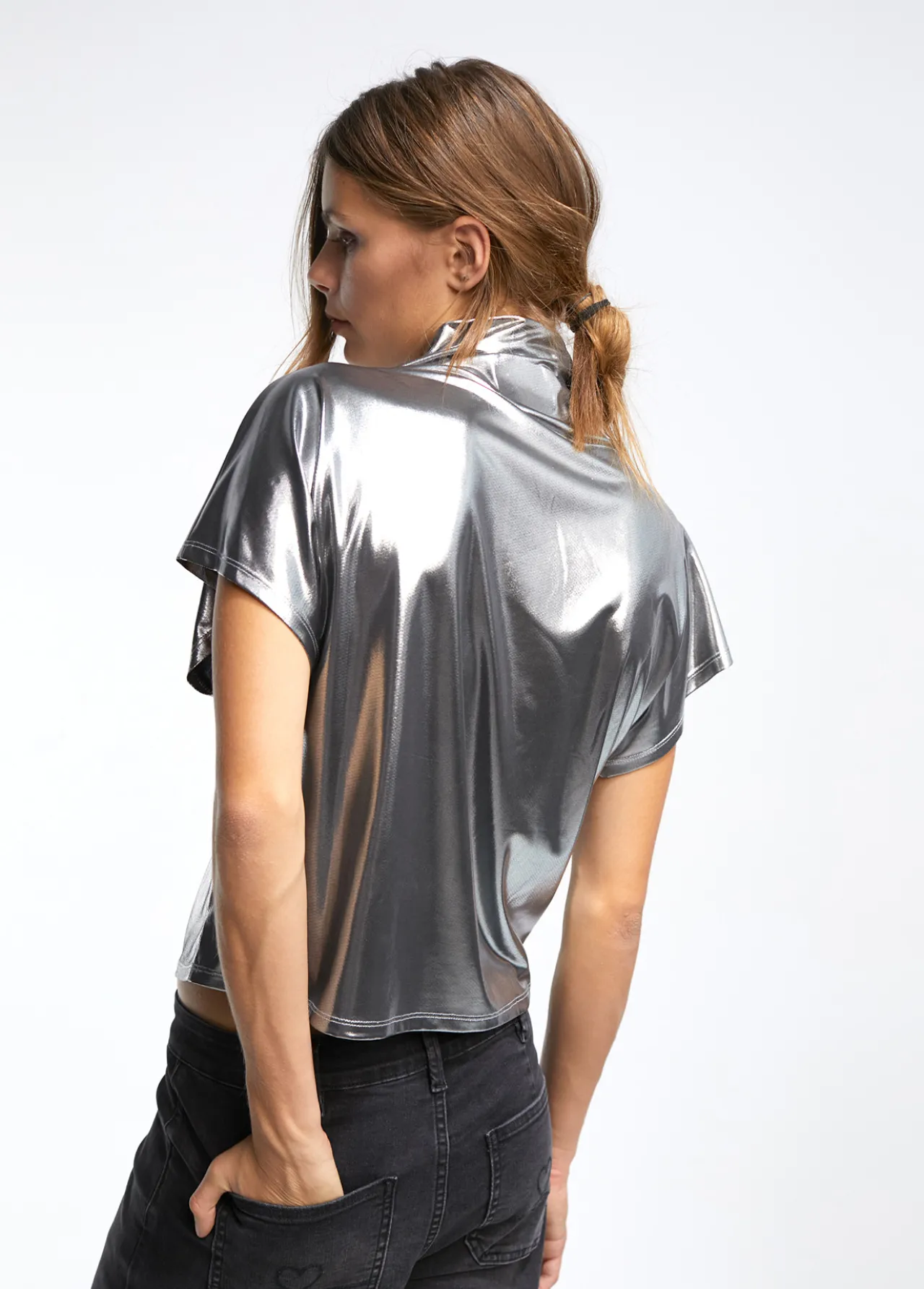 camiseta_laminada_plata_4.webp Lola Casademunt Camisetas Y Tops<Camiseta laminada plata PLATEADO