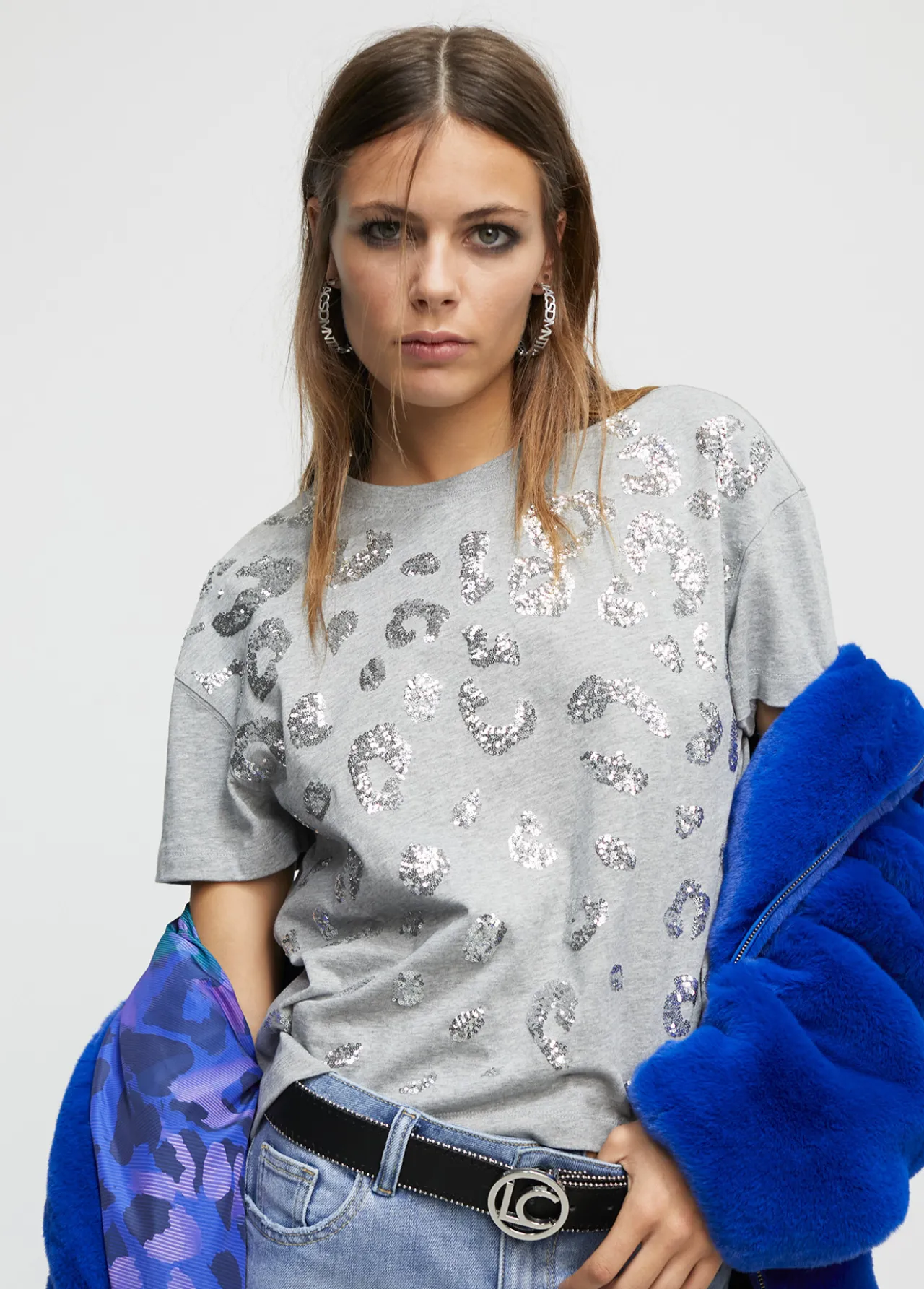 camiseta_lentejuelas_0.webp Lola Casademunt Camisetas Y Tops<Camiseta lentejuelas GRIS