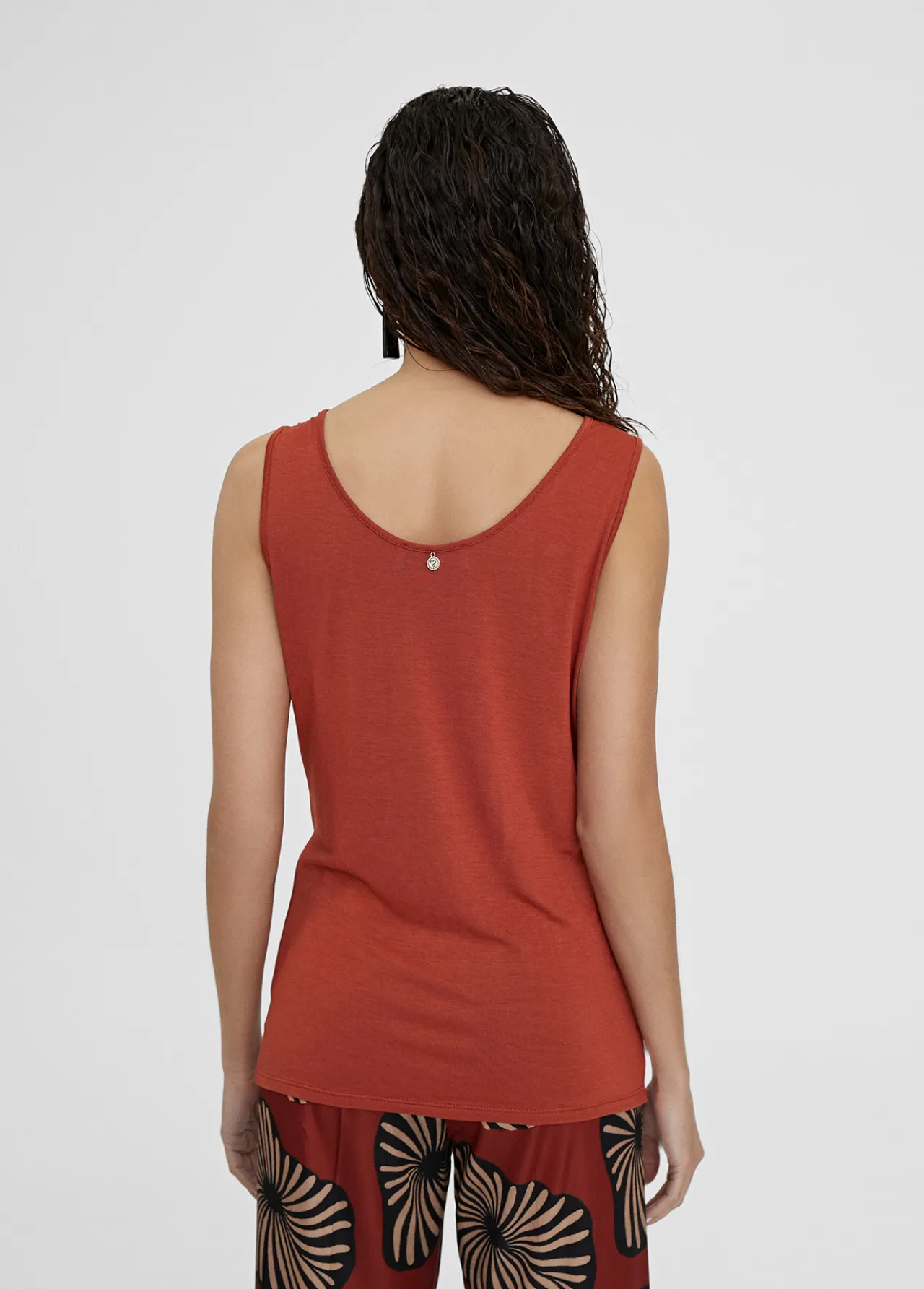 camiseta_lisa_de_tirantes_2.webp Lola Casademunt Camisetas Y Tops<Camiseta lisa de tirantes CALDERA