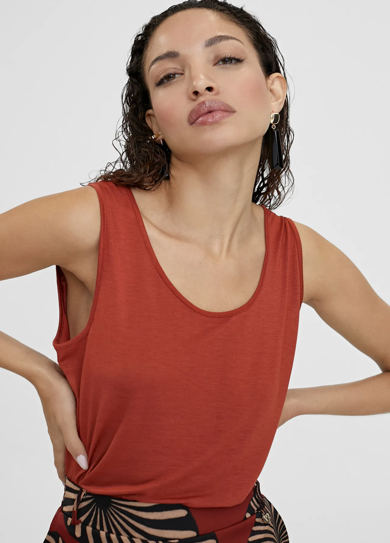 camiseta_lisa_de_tirantes_4.webp Lola Casademunt Camisetas Y Tops<Camiseta lisa de tirantes CALDERA