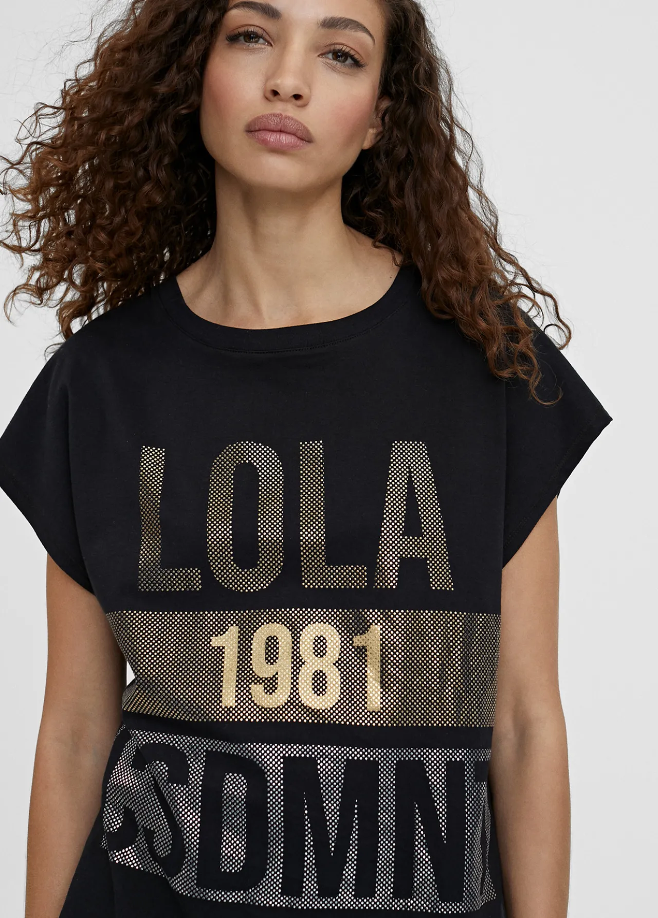 camiseta_posicionado_frontal_1.webp Lola Casademunt Camisetas Y Tops<Camiseta posicionado frontal NEGRO