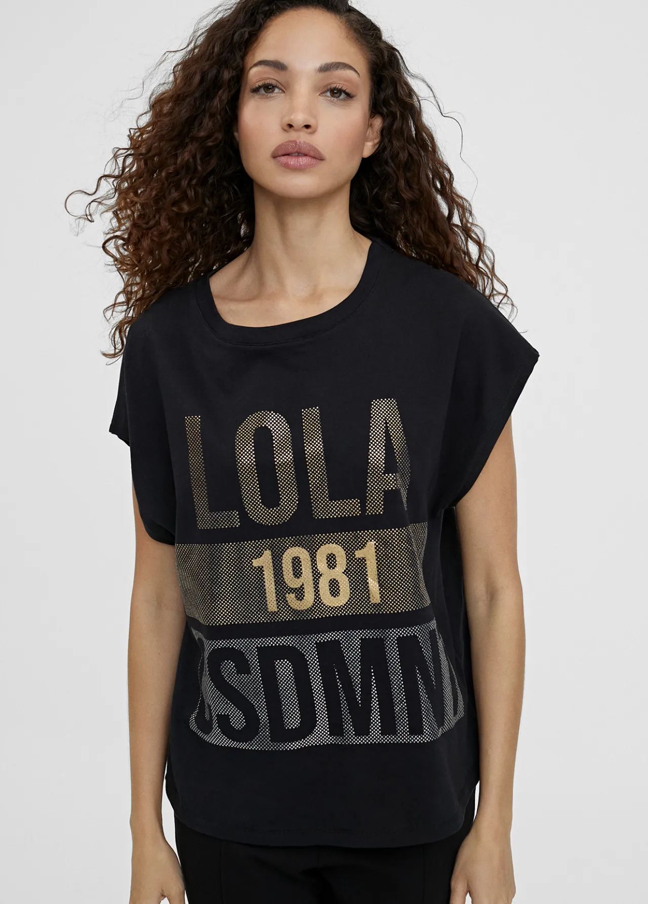 camiseta_posicionado_frontal_2.webp Lola Casademunt Camisetas Y Tops<Camiseta posicionado frontal NEGRO