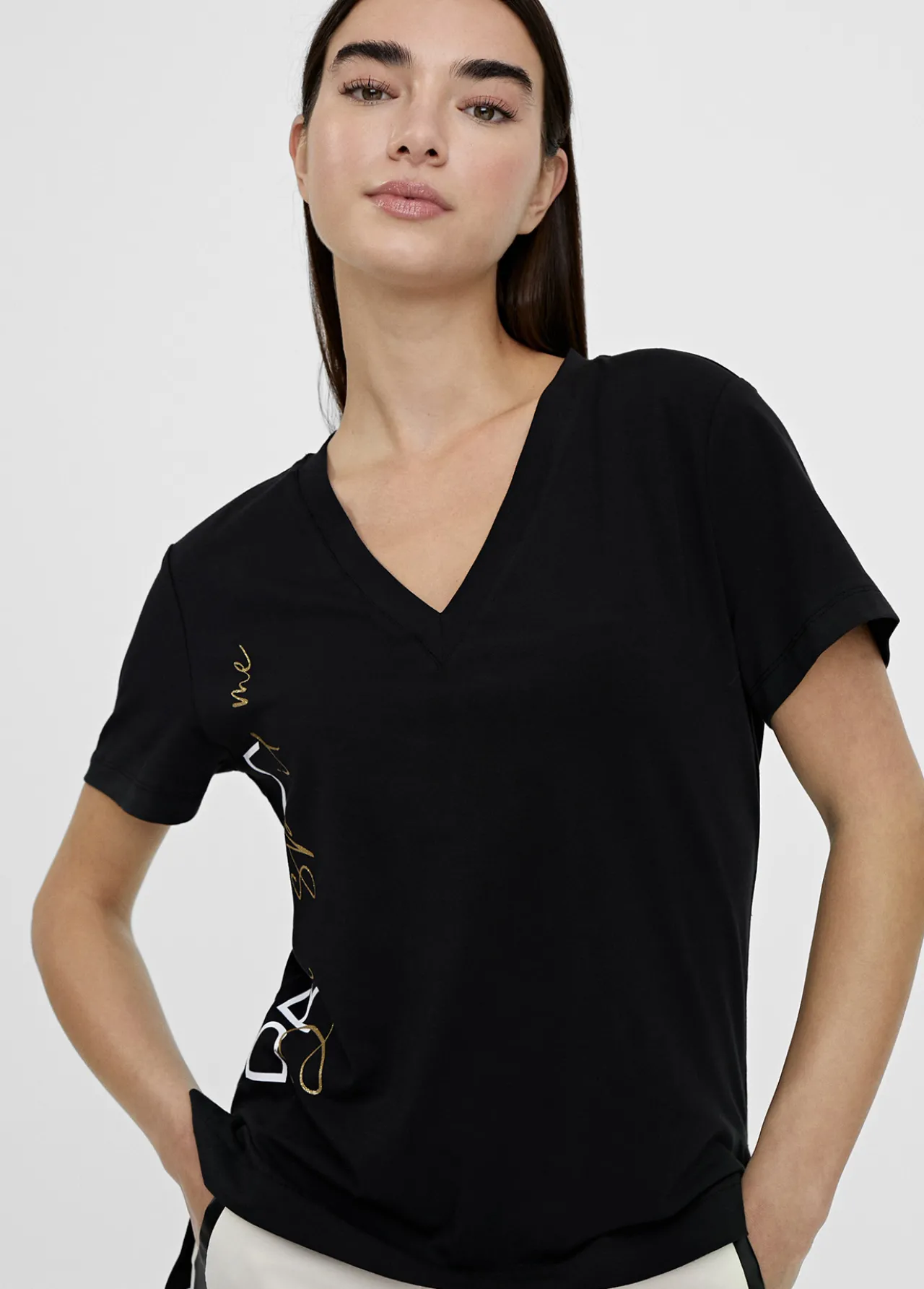 camiseta_posicionado_letras_0.webp Lola Casademunt Camisetas Y Tops<Camiseta posicionado letras NEGRO