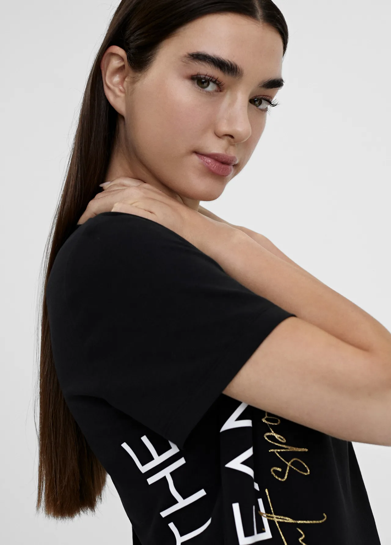 camiseta_posicionado_letras_1.webp Lola Casademunt Camisetas Y Tops<Camiseta posicionado letras NEGRO