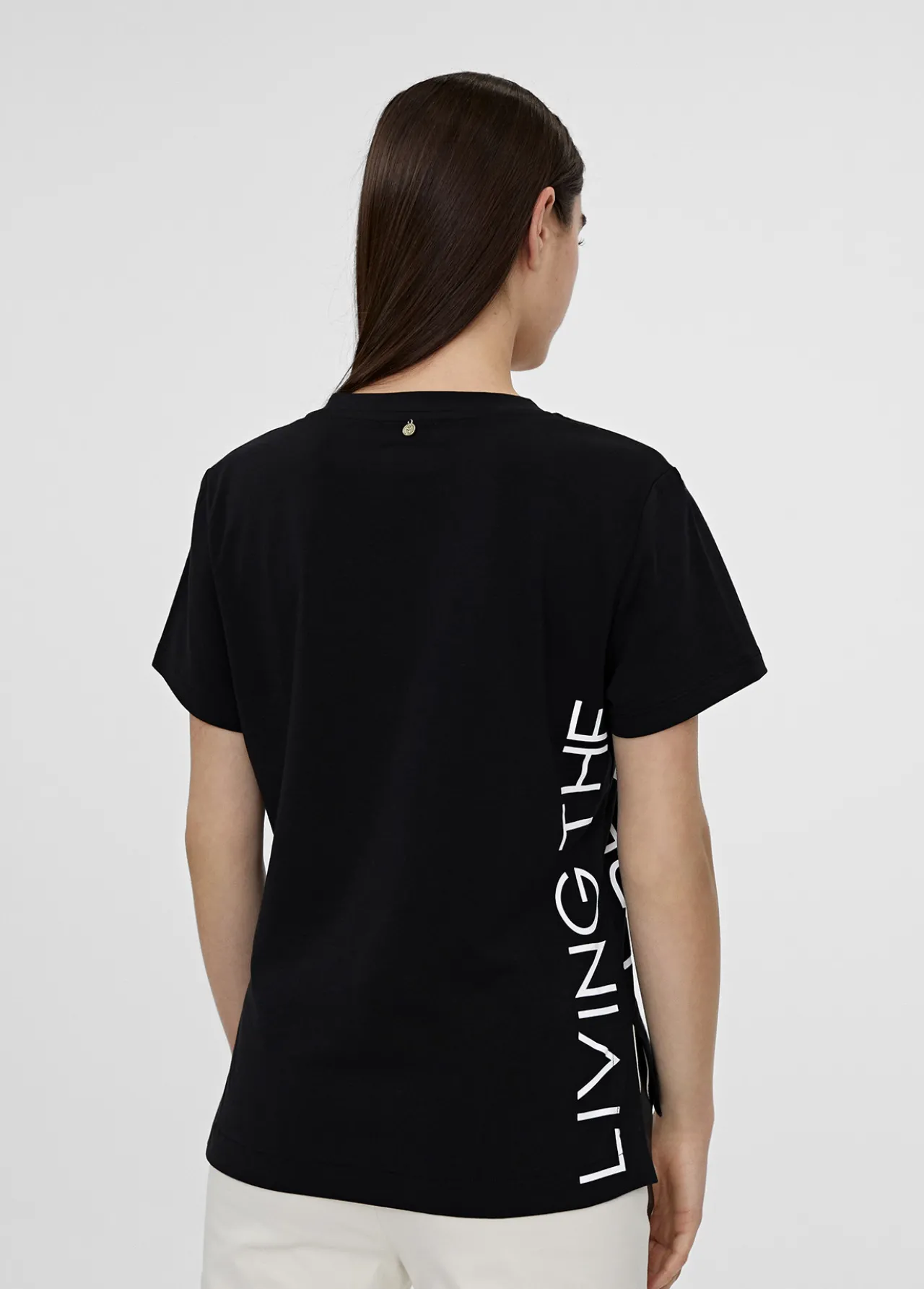 camiseta_posicionado_letras_2.webp Lola Casademunt Camisetas Y Tops<Camiseta posicionado letras NEGRO