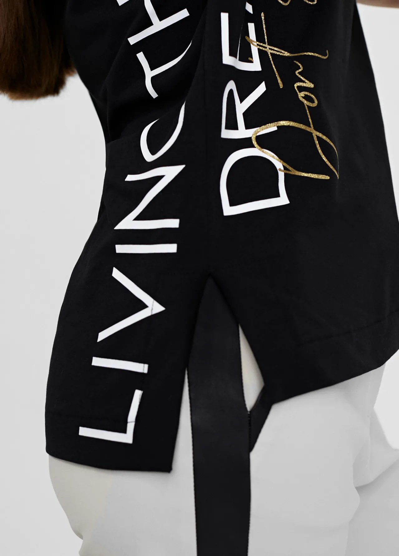 camiseta_posicionado_letras_3.webp Lola Casademunt Camisetas Y Tops<Camiseta posicionado letras NEGRO
