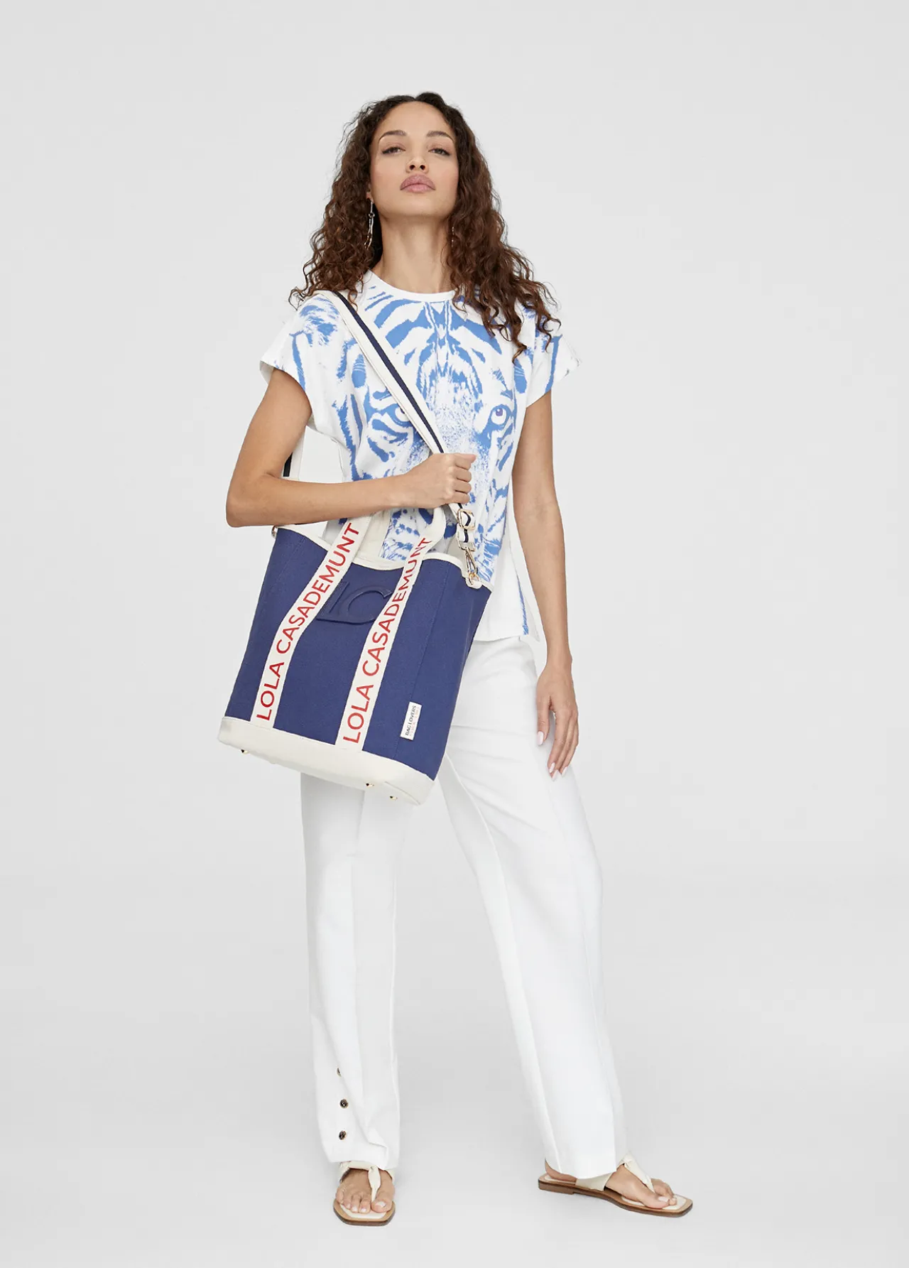 camiseta_posicionado_tigre_2.webp Lola Casademunt Camisetas Y Tops<Camiseta posicionado tigre BLANCO-NEGRO