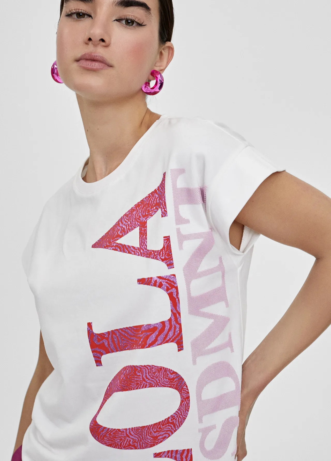 camiseta_posicionado_vertica_lola_0.webp Lola Casademunt Camisetas Y Tops<Camiseta posicionado vertica Lola BLANCO-ROSA
