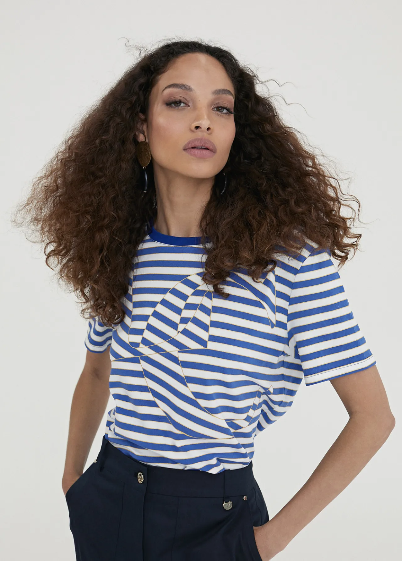 camiseta_rayas_posicionado_lc_2.webp Lola Casademunt Camisetas Y Tops<Camiseta rayas posicionado LC AZUL-BLANCO