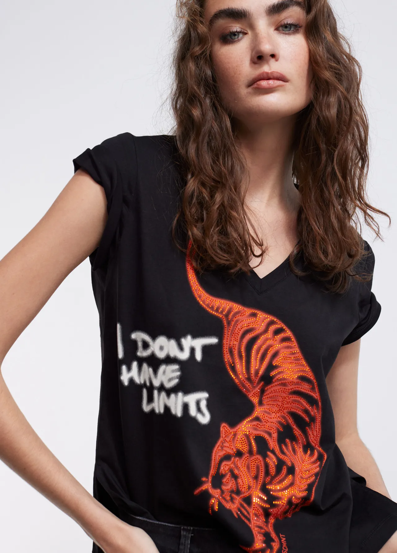 camiseta_tigre_strass_0.webp Lola Casademunt Camisetas Y Tops<Camiseta tigre strass NEGRO