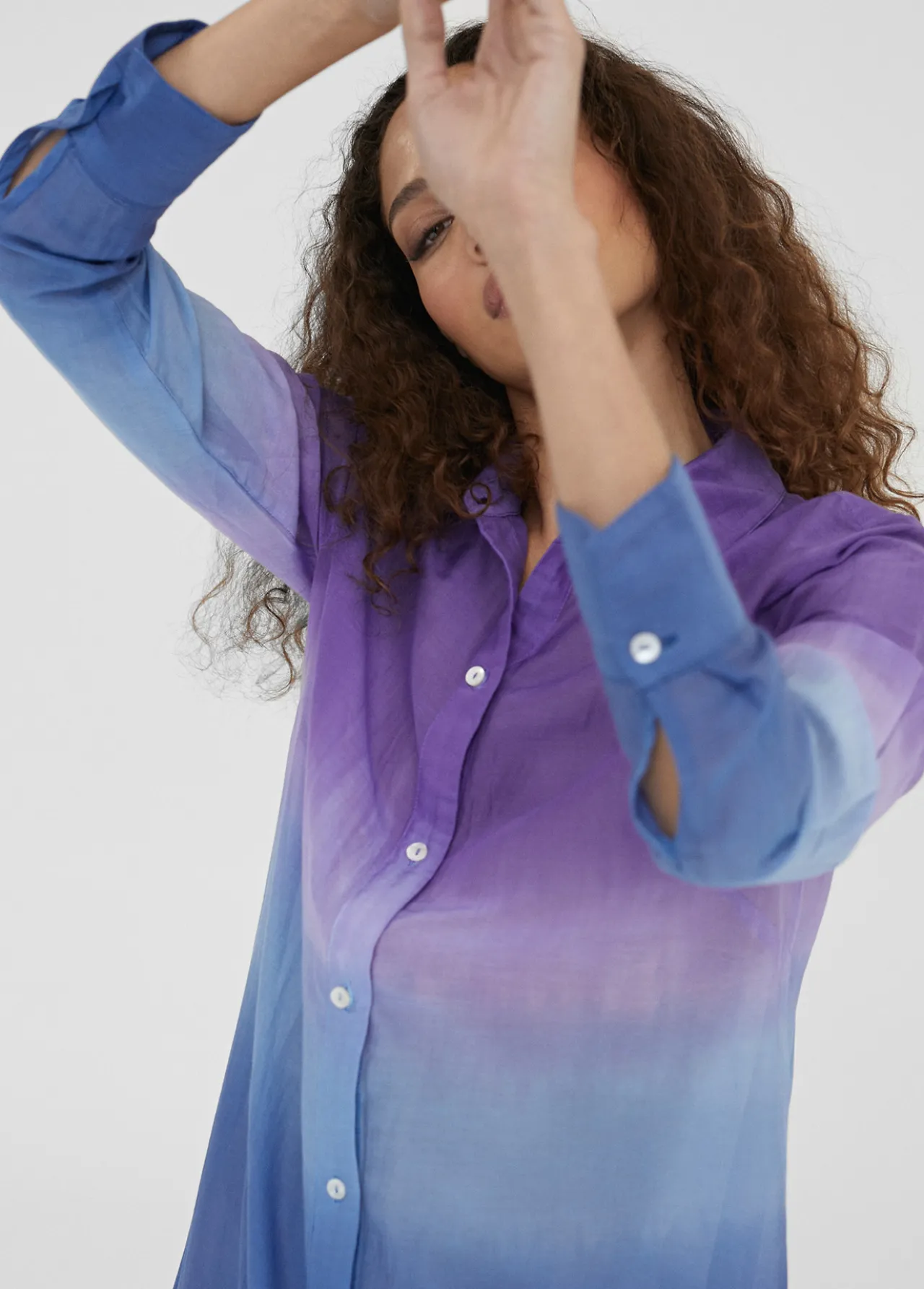 camisola_larga_tie_dye_1.webp Lola Casademunt Camisas Y Blusas | Baño<Camisola larga tie dye AZULELECTRICO