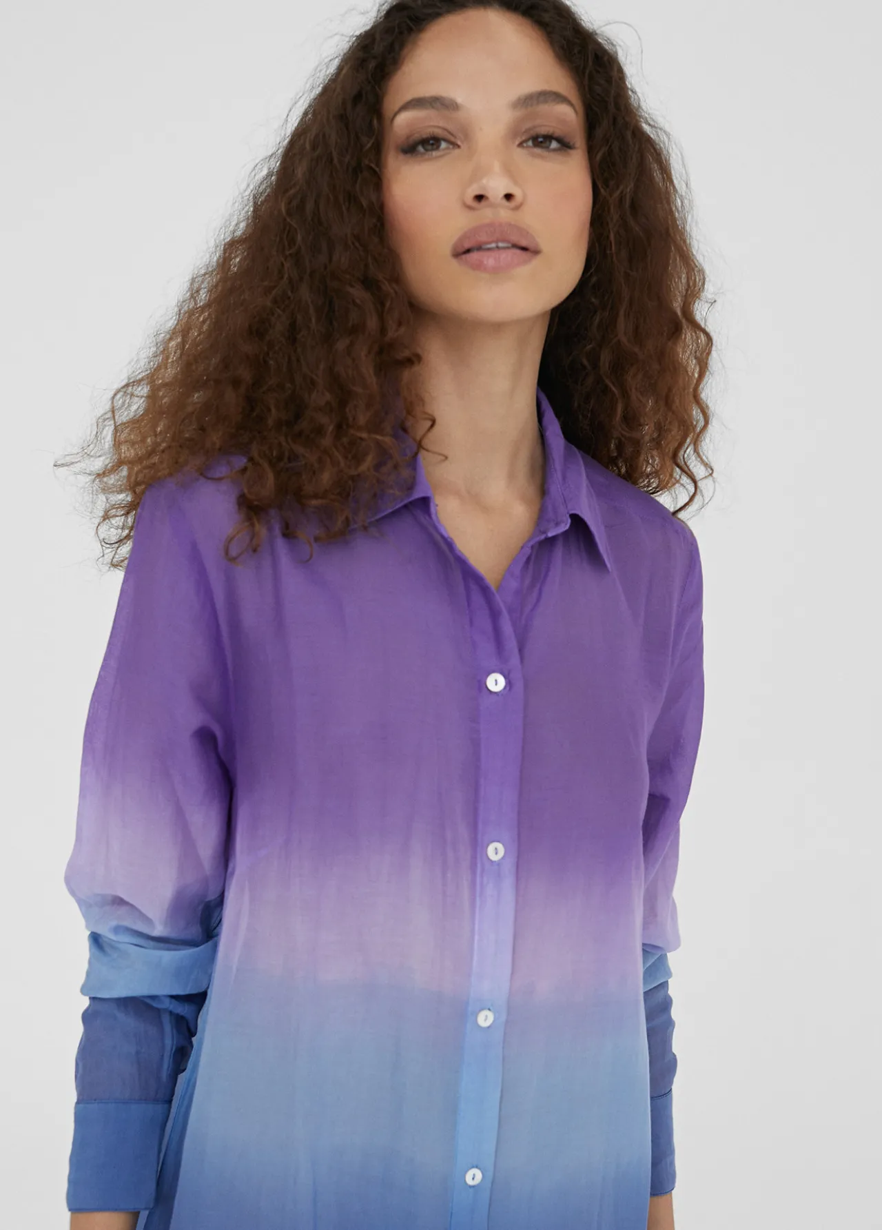 camisola_larga_tie_dye_4.webp Lola Casademunt Camisas Y Blusas | Baño<Camisola larga tie dye AZULELECTRICO