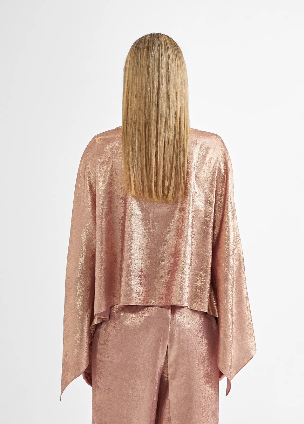 capa_corta_rosa_3.webp Lola Casademunt Camisas Y Blusas | Americanas Y Blazers<Capa corta ROSA