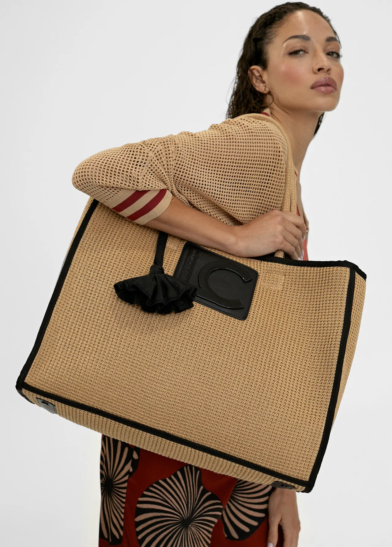 capazo_con_ribetes_a_contraste_2.webp Lola Casademunt Bolsos | Baño<Capazo con ribetes a contraste MARRON-NEGRO