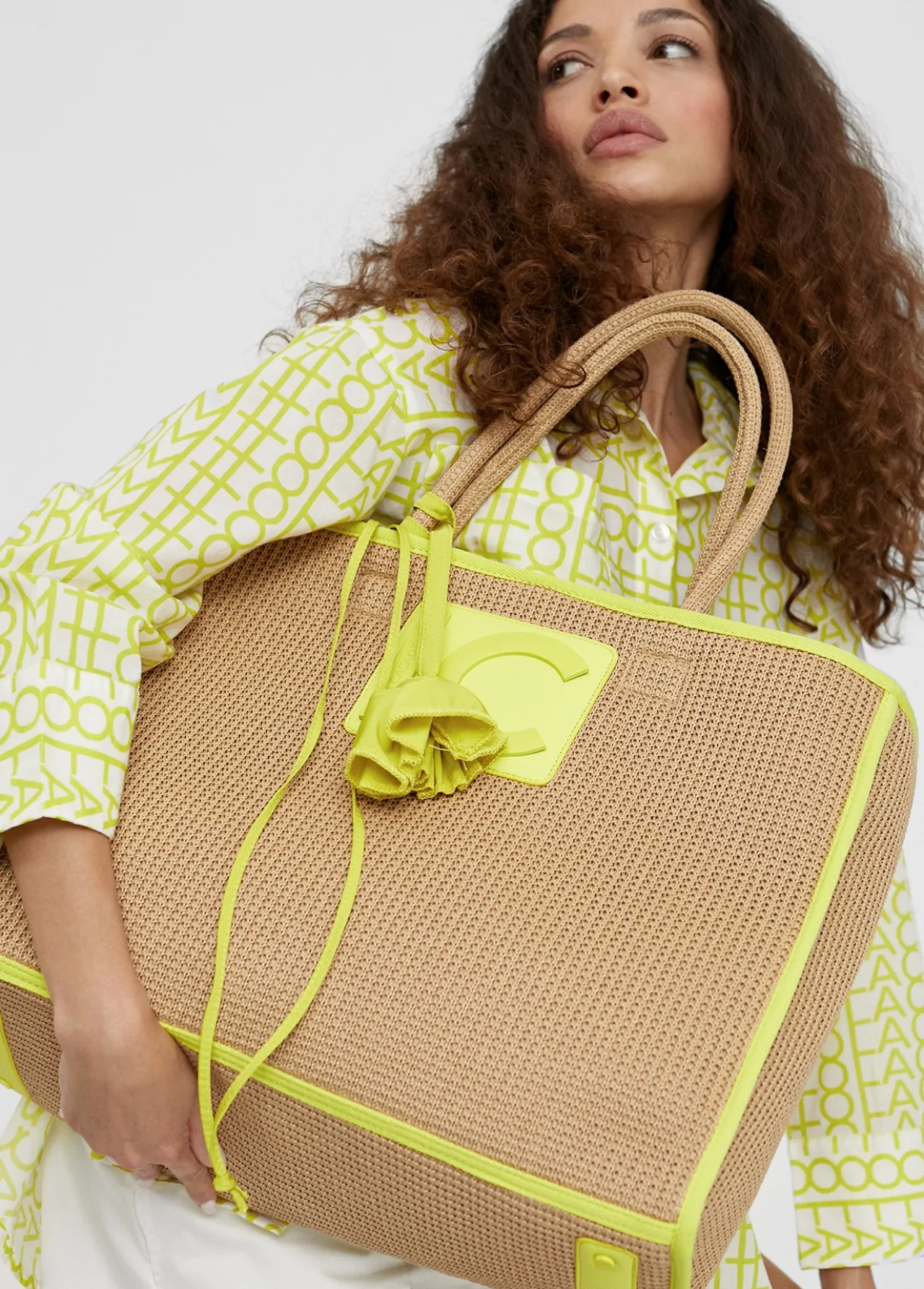 capazo_con_ribetes_color_fluor_1.webp Lola Casademunt Bolsos | Baño<Capazo con ribetes color fluor MARRON-NEGRO