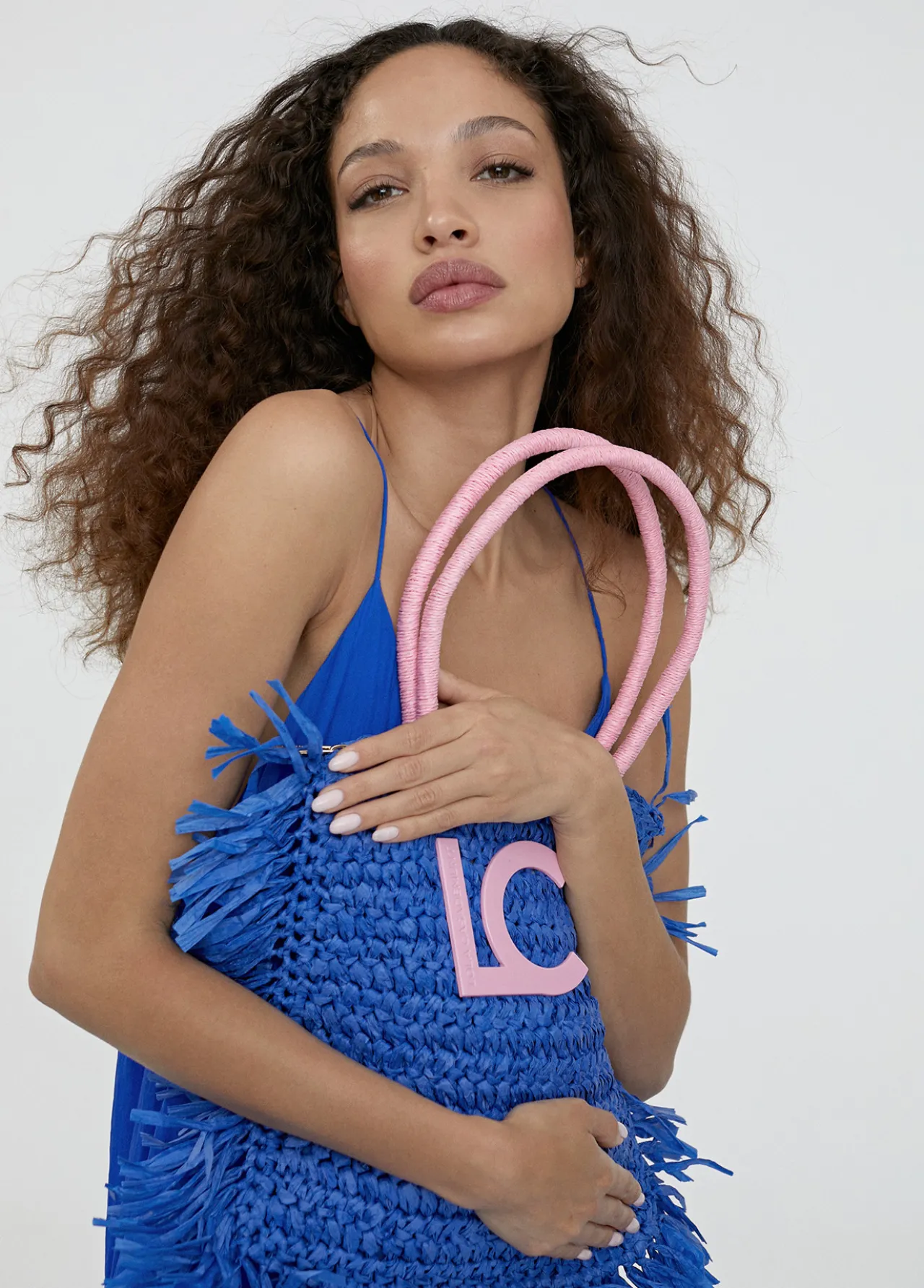 cesto_con_logo_a_contraste_1.webp Lola Casademunt Bolsos | Baño<Cesto con logo a contraste AZULELECTRICO