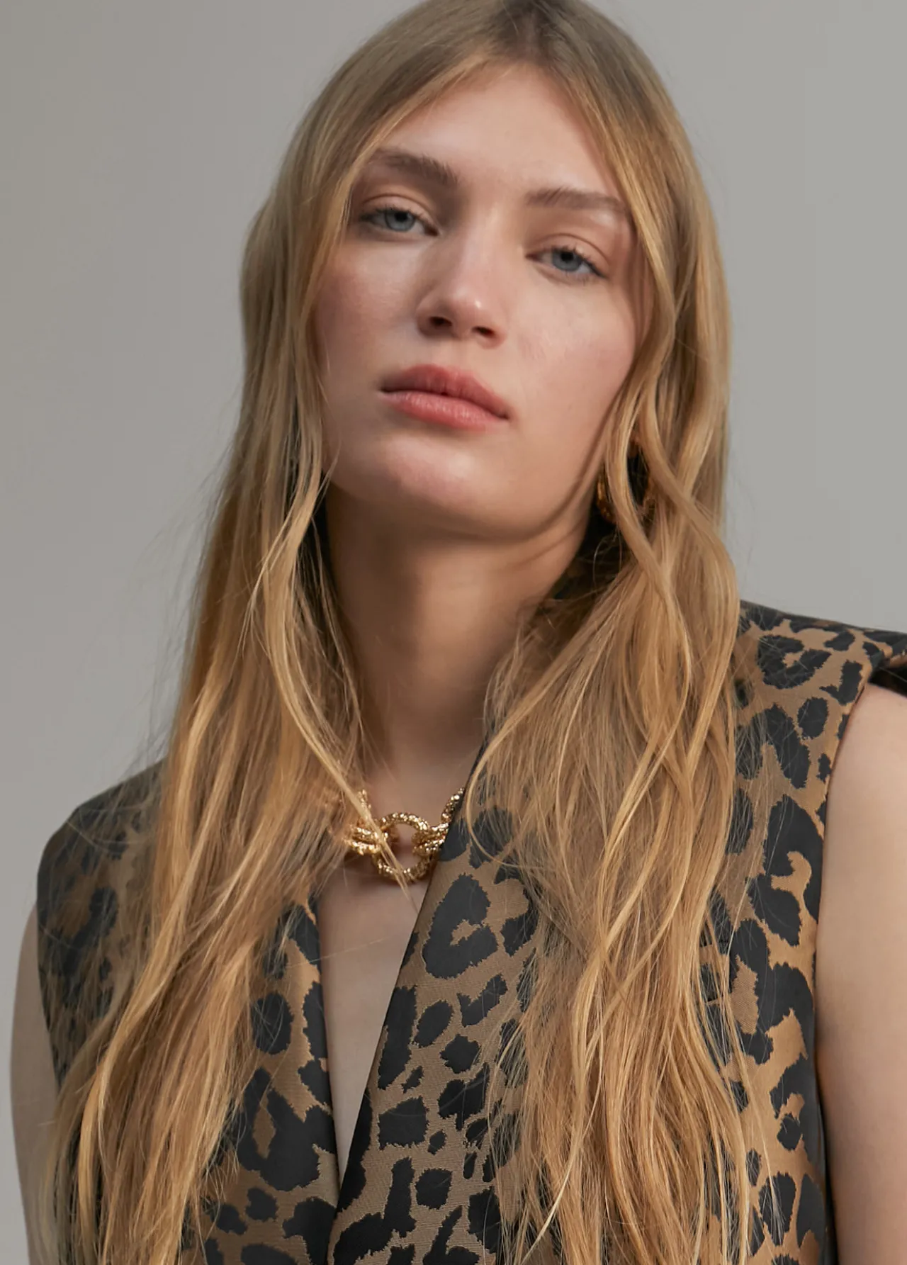 chaleco_animal_print_3.webp Lola Casademunt Animal Print | Chalecos<Chaleco animal print NEGRO-MARRON