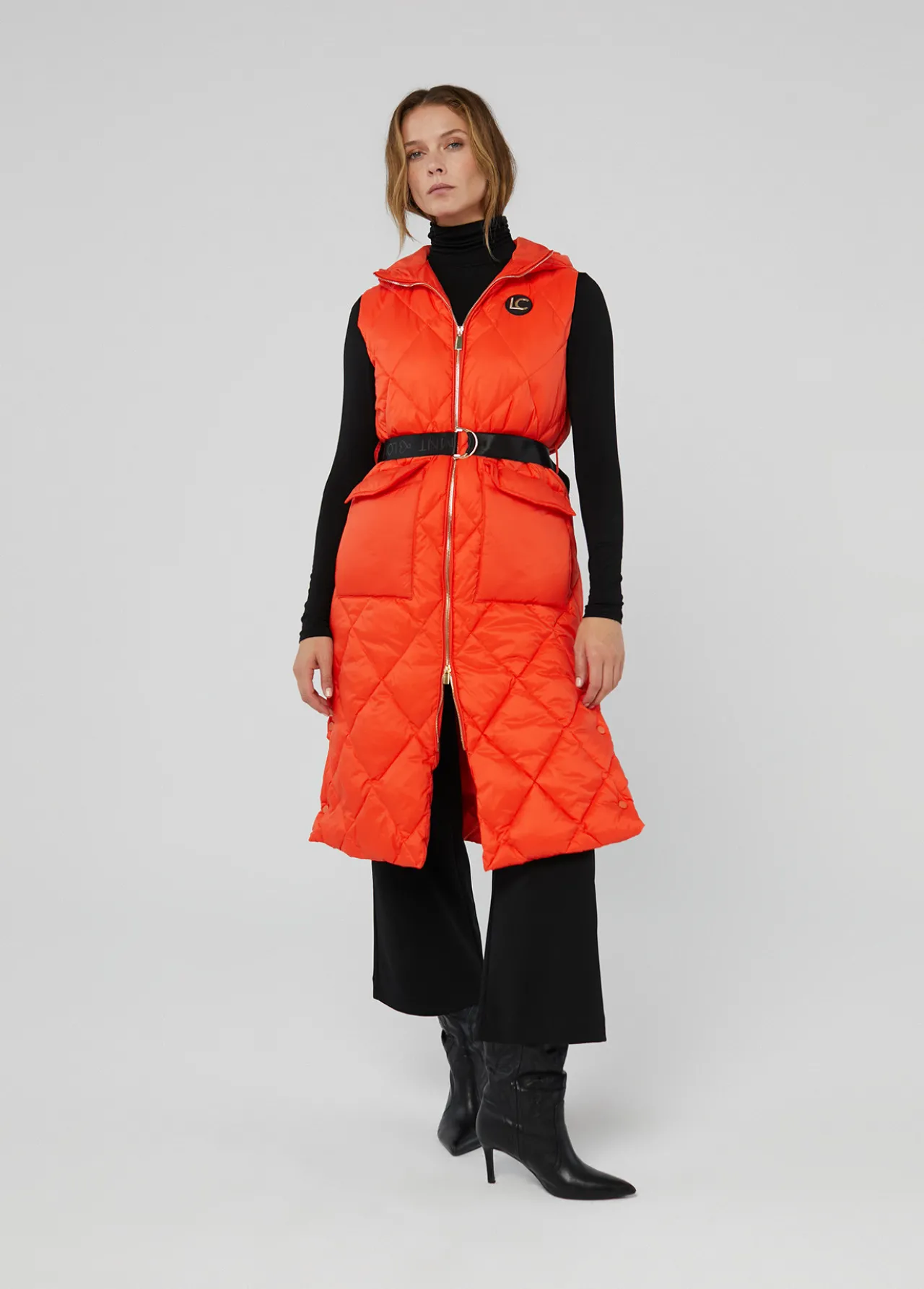 chaleco_largo_acolchado_2.webp Lola Casademunt Chalecos<Chaleco largo acolchado NARANJA