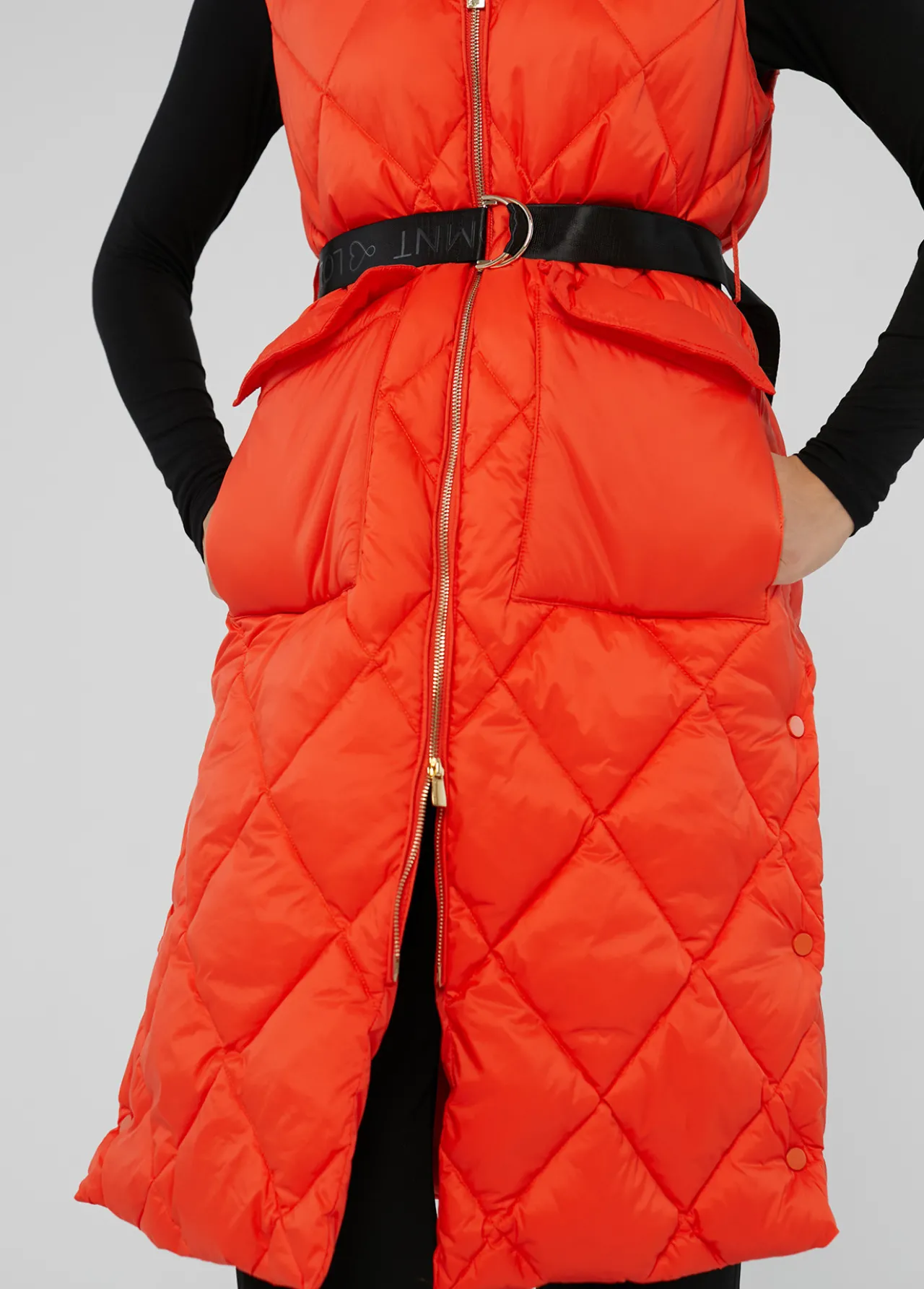 chaleco_largo_acolchado_5.webp Lola Casademunt Chalecos<Chaleco largo acolchado NARANJA