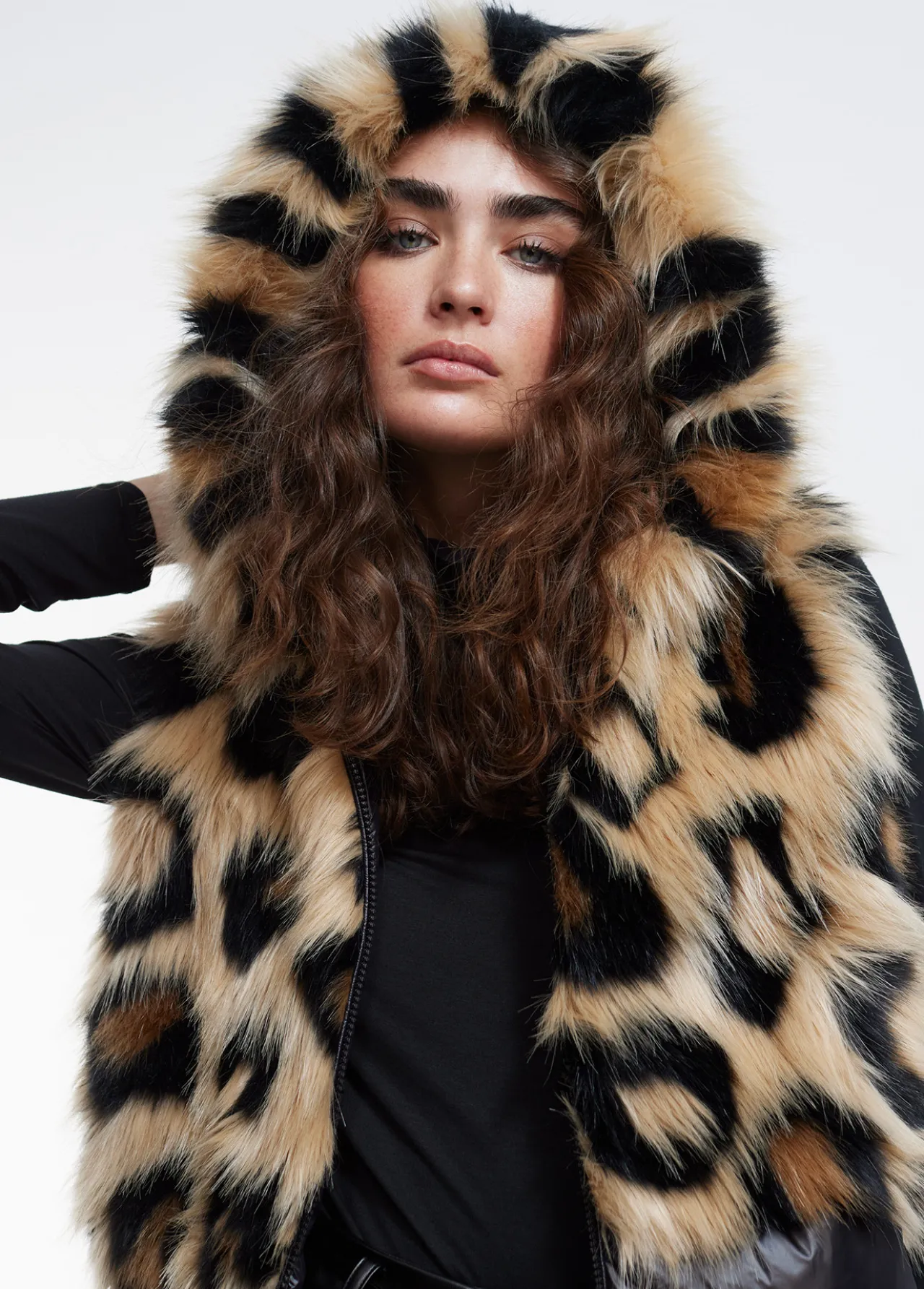 chaleco_pelo_combinado_1.webp Lola Casademunt Animal Print | Chalecos<Chaleco pelo combinado NEGRO-MARRON