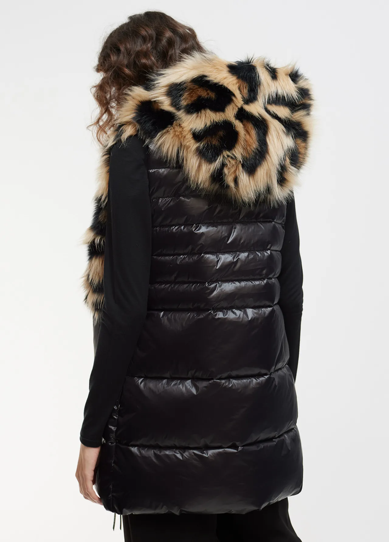 chaleco_pelo_combinado_4.webp Lola Casademunt Animal Print | Chalecos<Chaleco pelo combinado NEGRO-MARRON