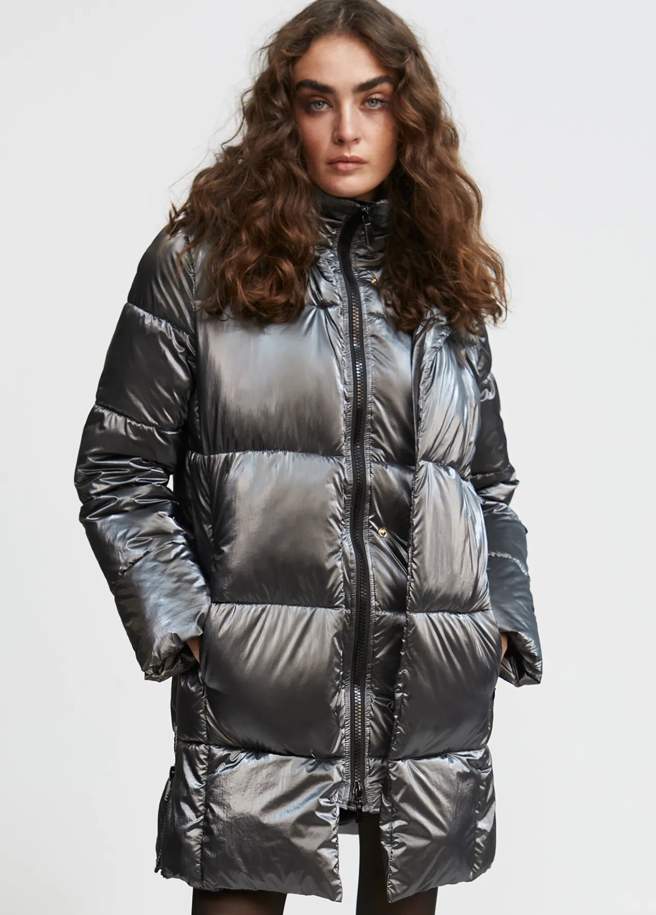 chaqueta_acolchada_metalizada_0.webp Lola Casademunt Abrigos Y Cazadoras<chaqueta acolchada metalizada GRISMETALIZADO