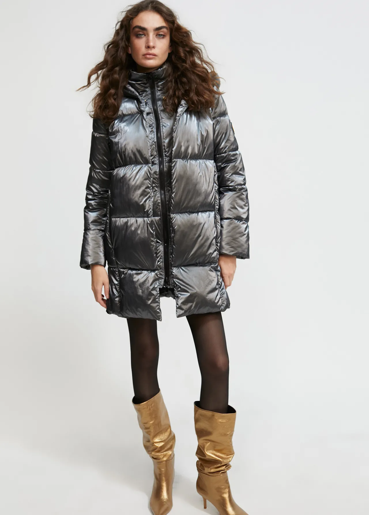 chaqueta_acolchada_metalizada_1.webp Lola Casademunt Abrigos Y Cazadoras<chaqueta acolchada metalizada GRISMETALIZADO