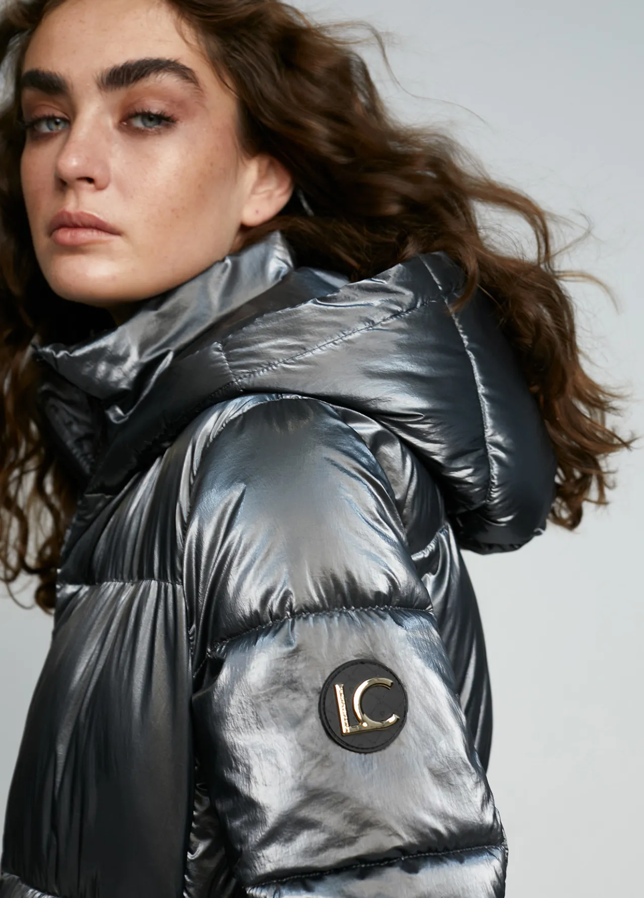chaqueta_acolchada_metalizada_3.webp Lola Casademunt Abrigos Y Cazadoras<chaqueta acolchada metalizada GRISMETALIZADO