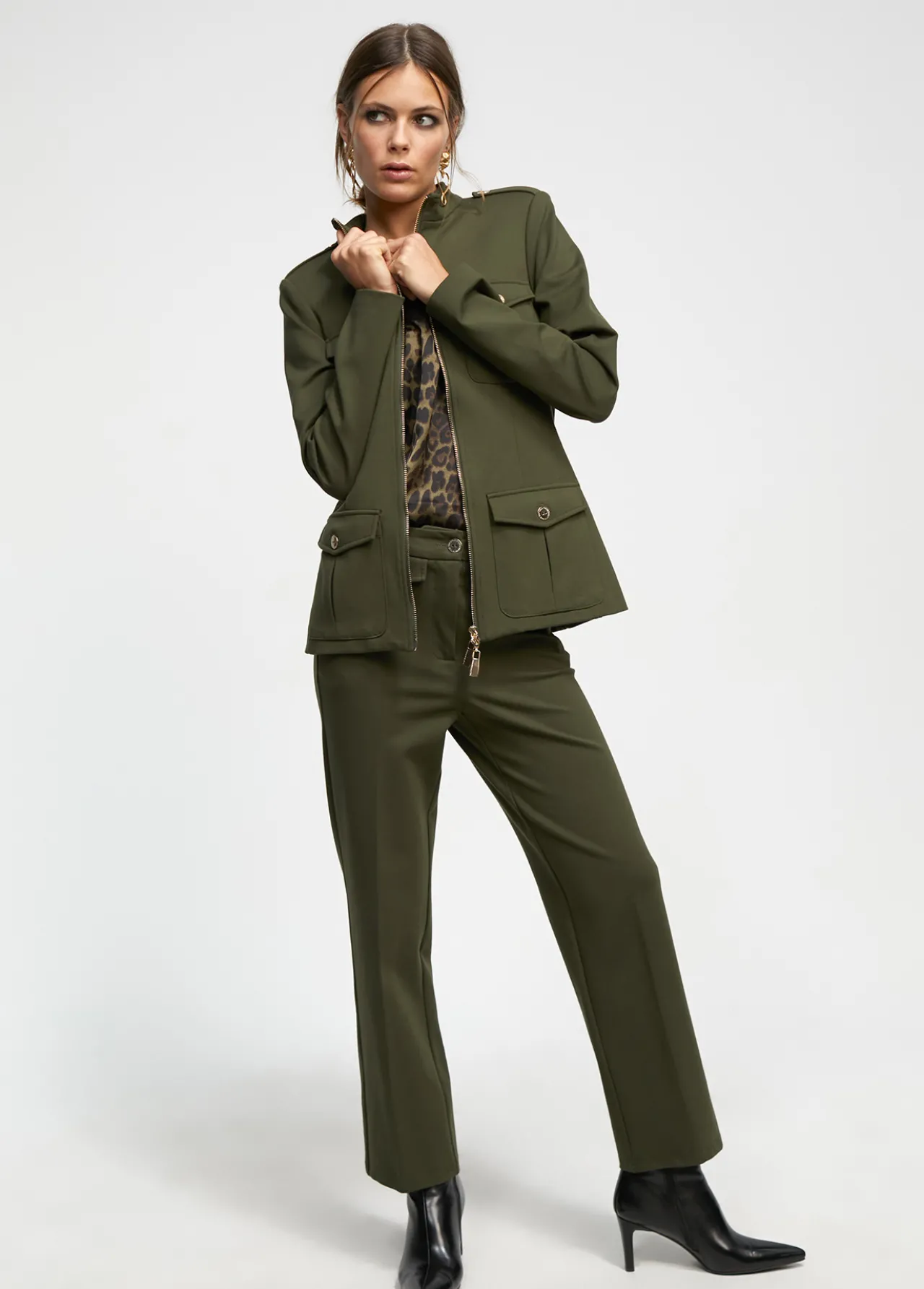 chaqueta_con_cremallera_1-1.webp Lola Casademunt Chaquetas Y Gabardinas | Americanas Y Blazers<Chaqueta con cremallera KAKI