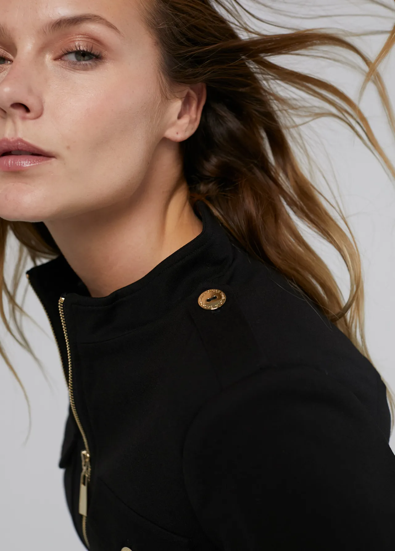 chaqueta_con_cremallera_4.webp Lola Casademunt Americanas Y Blazers<Chaqueta con cremallera KAKI
