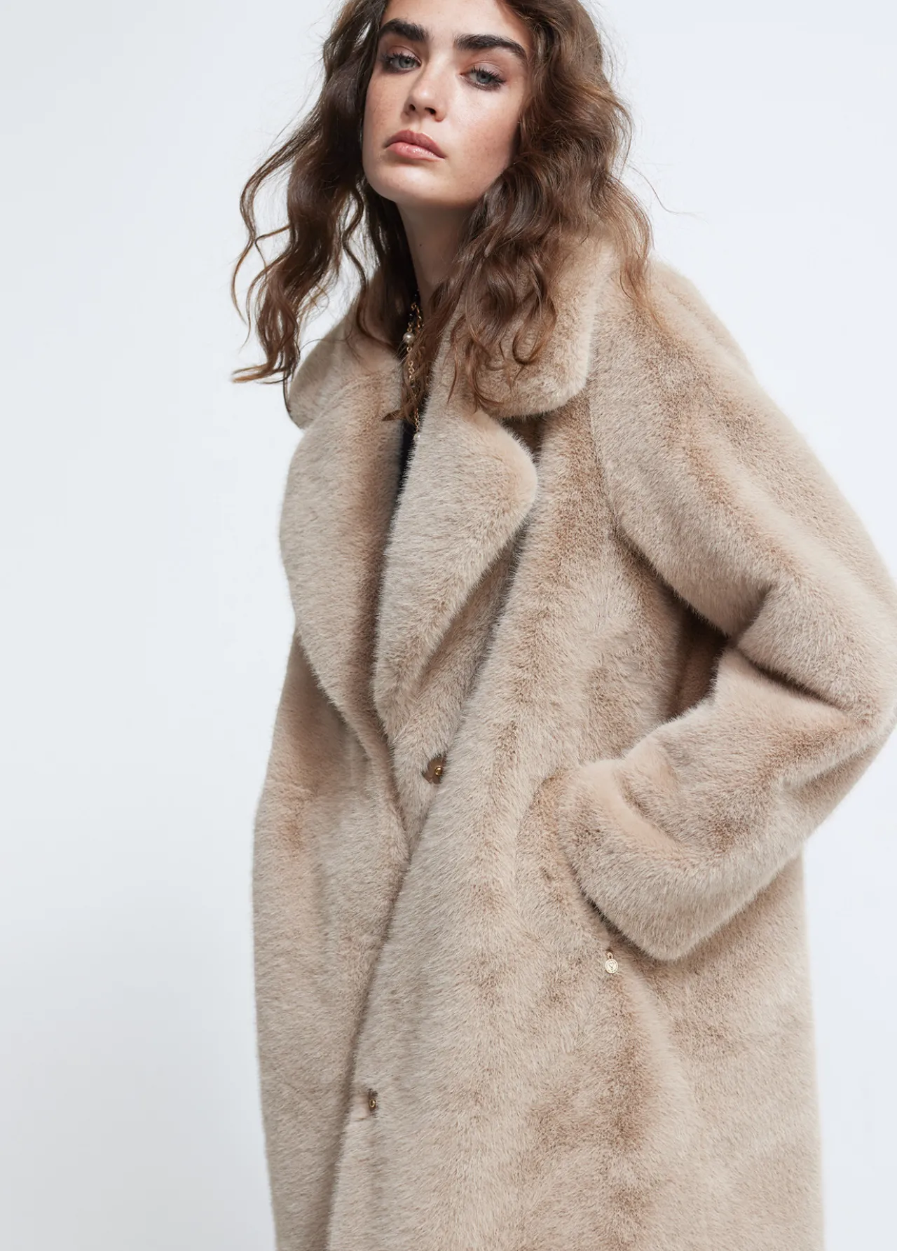 chaqueta_de_pelo_2-2.webp Lola Casademunt Abrigos Y Cazadoras<Chaqueta de pelo CAMEL