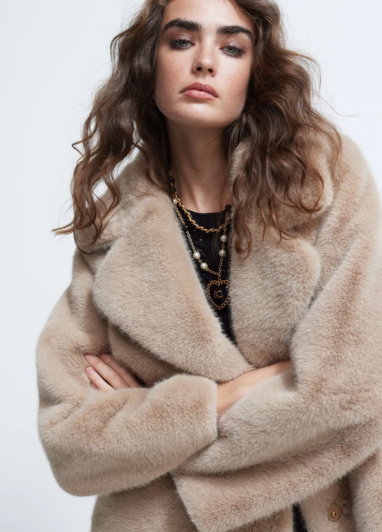 chaqueta_de_pelo_3-2.webp Lola Casademunt Abrigos Y Cazadoras<Chaqueta de pelo CAMEL